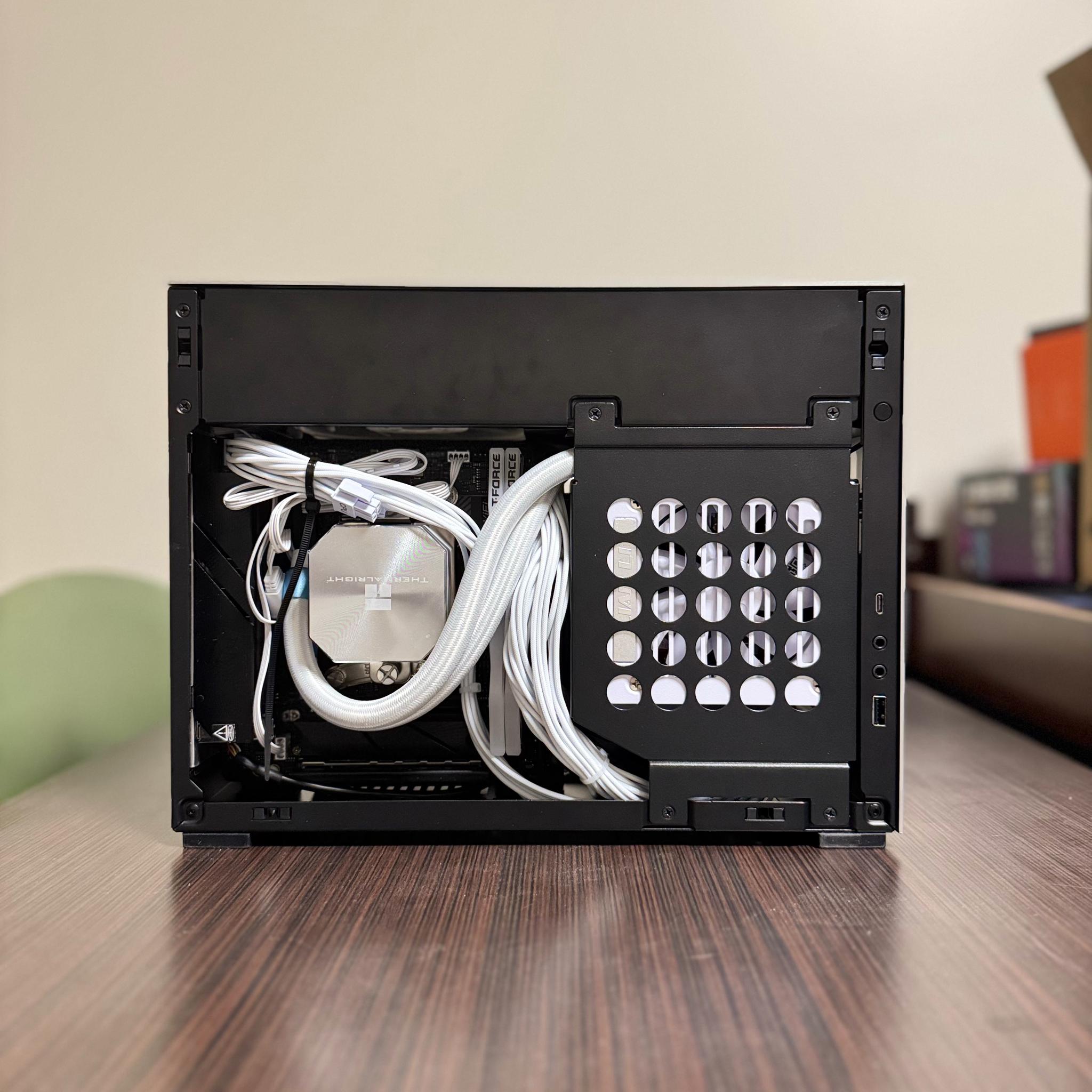 Ryzen 9 9900X | RX 9070 | 48GB DDR5 (7600 MT/s) | 2 TB SSD | 750W Gold PSU | LianLi A4-H2O | WIFI/BT