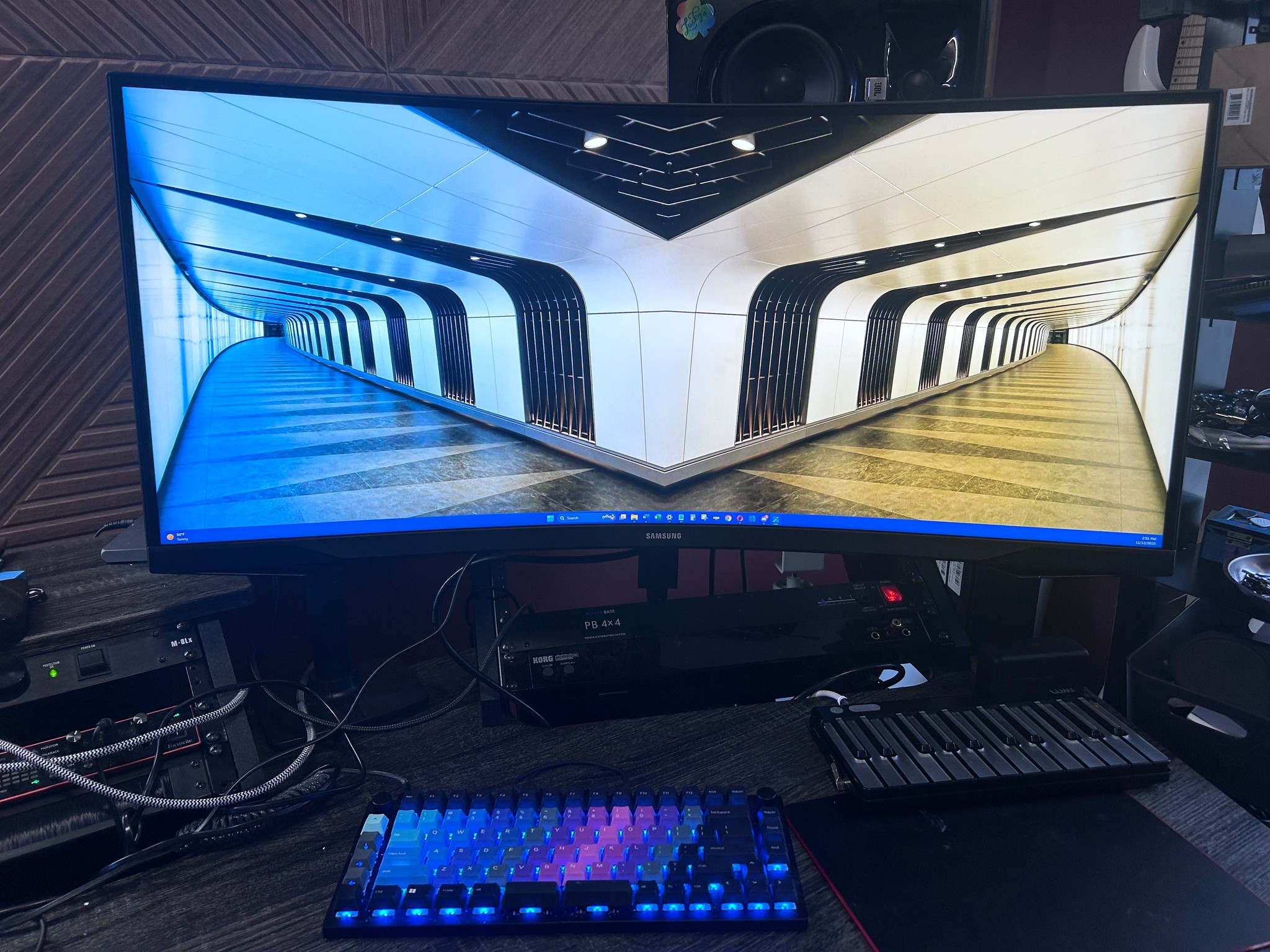 SAMSUNG 34' Odyssey G5 Ultra-Wide Gaming Monitor with 1000R Curved Screen 165Hz