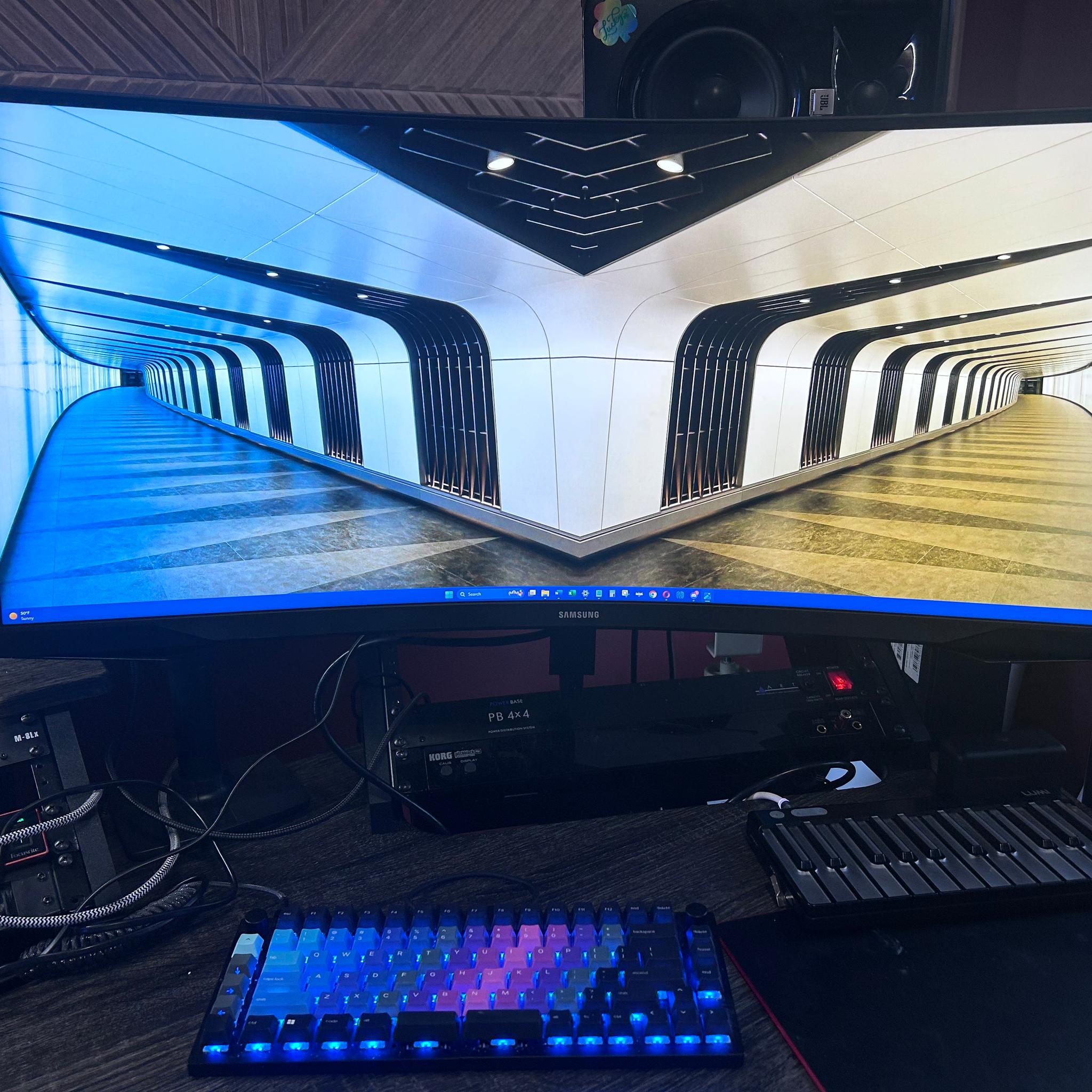 SAMSUNG 34' Odyssey G5 Ultra-Wide Gaming Monitor with 1000R Curved Screen 165Hz