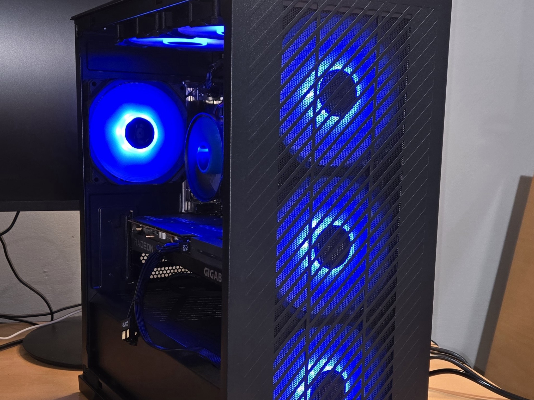Nautilus: RX6600 Core i5 10400F with 32GB RAM, 1TB NVMe, internal Wifi + BT