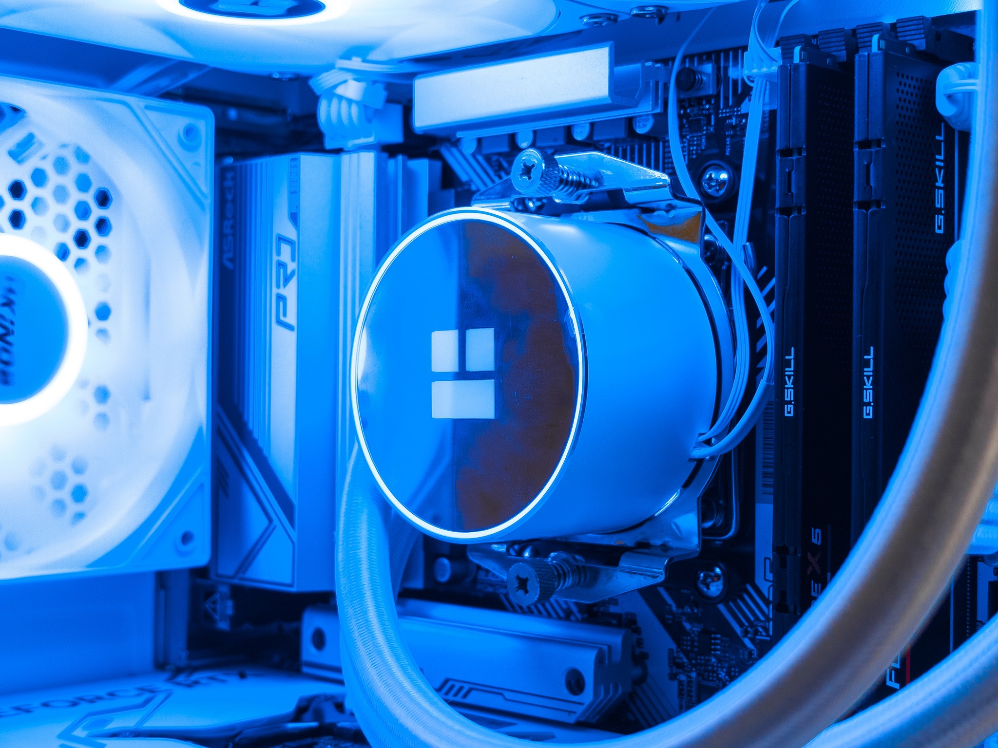 🤍🖤 RTX 4070 / Ryzen 5 7600X / 32GB Gaming PC 🖤🤍