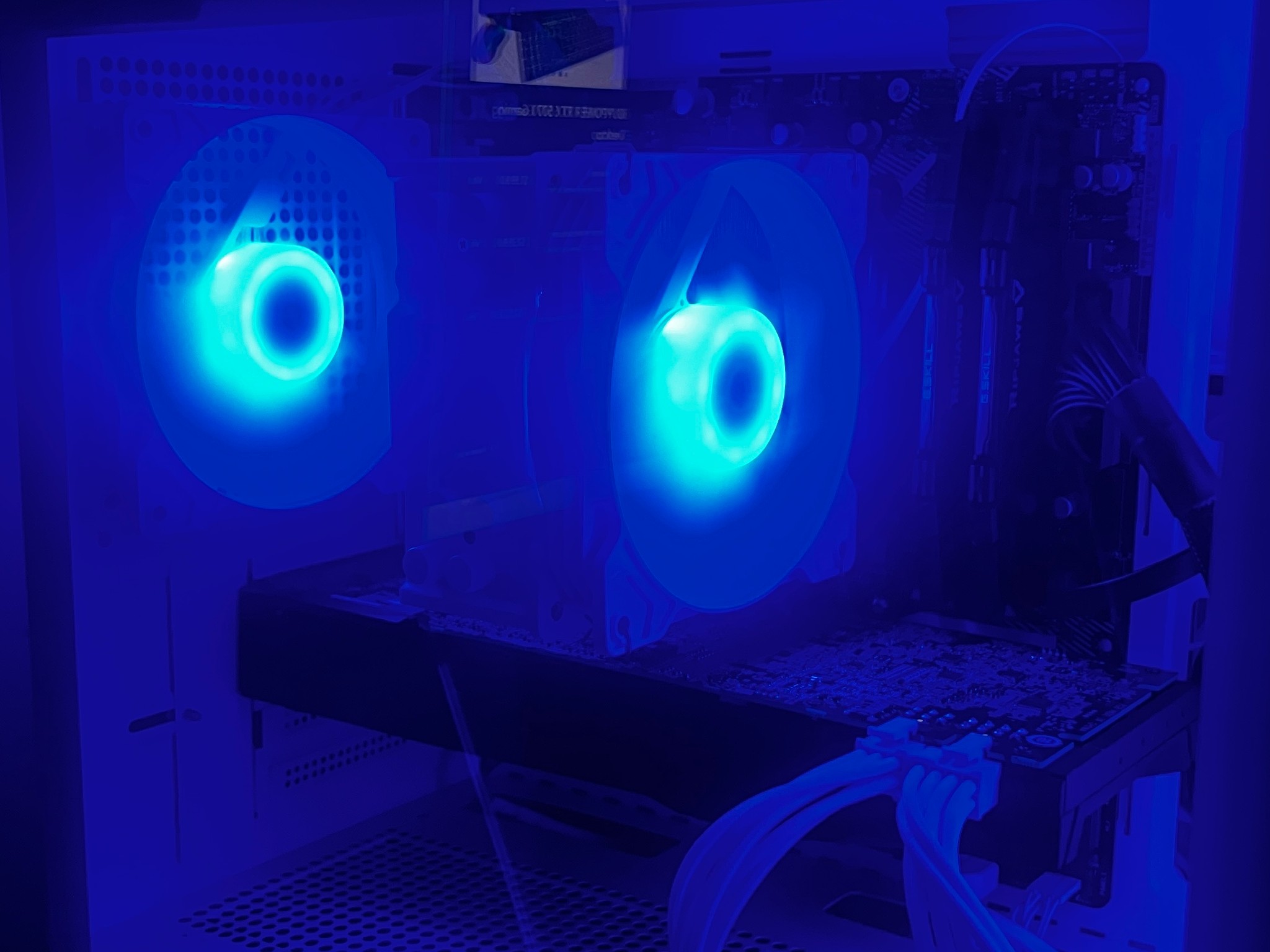 White Gaming PC Ryzen 7 5700X3D RTX 2080 32GB DDR4 1TB SSD RGB
