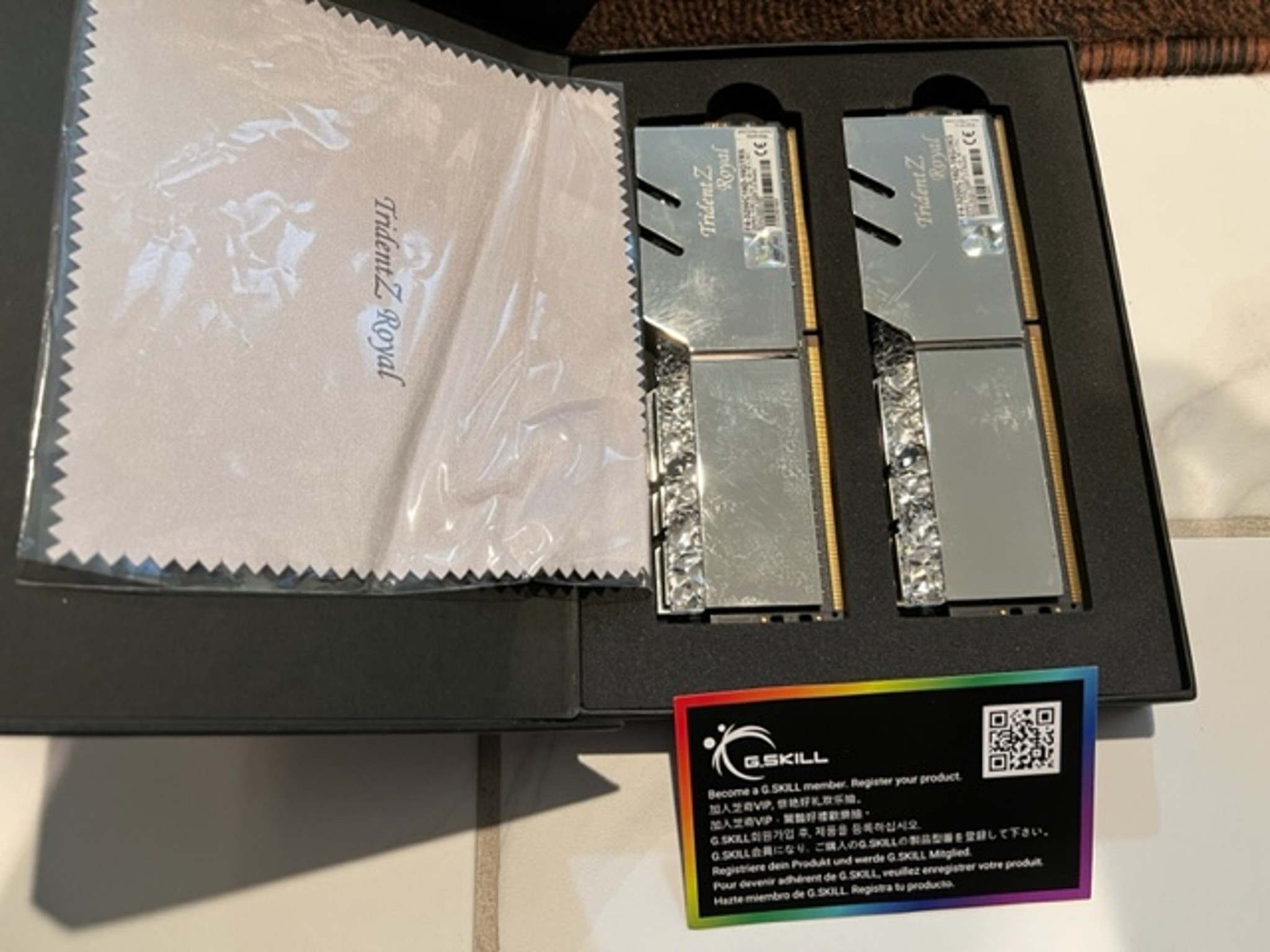 G.Skill Trident Z Royal RGB 16GB (2 x 8GB) DDR4-3200 PC4-25600 CL16 Dual-Channel Desktop Memory Kit