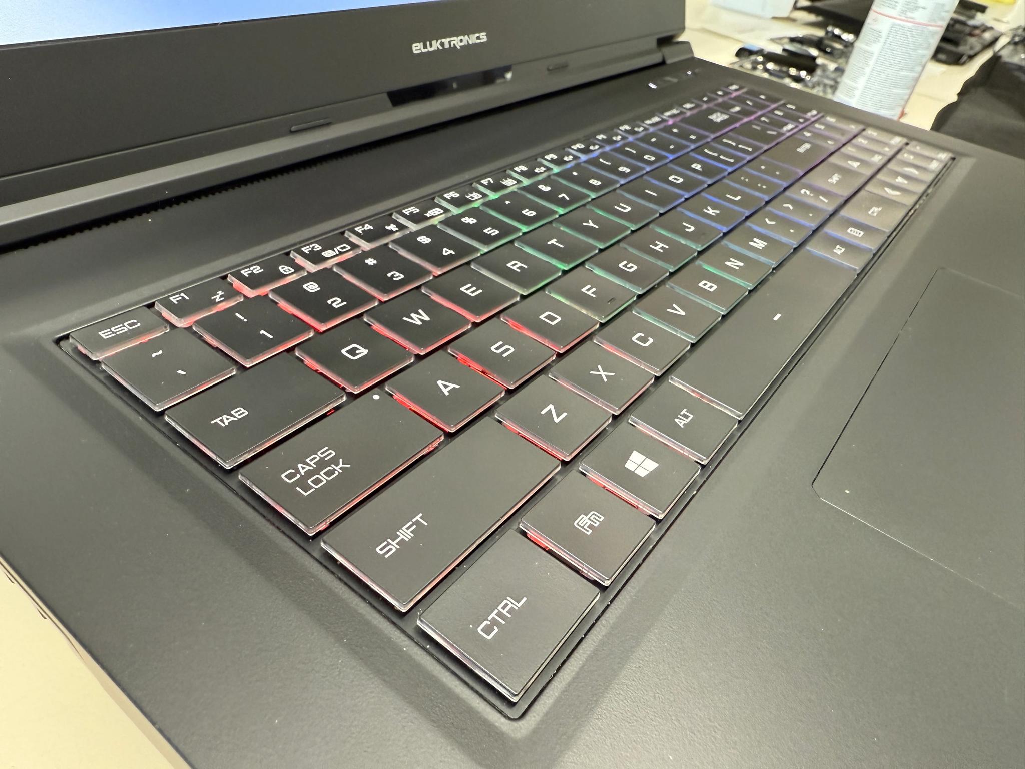 Eluktronics Max-17, i7-9750H, RTX 2060, 16GB RAM, 1TB SSD, 144HZ