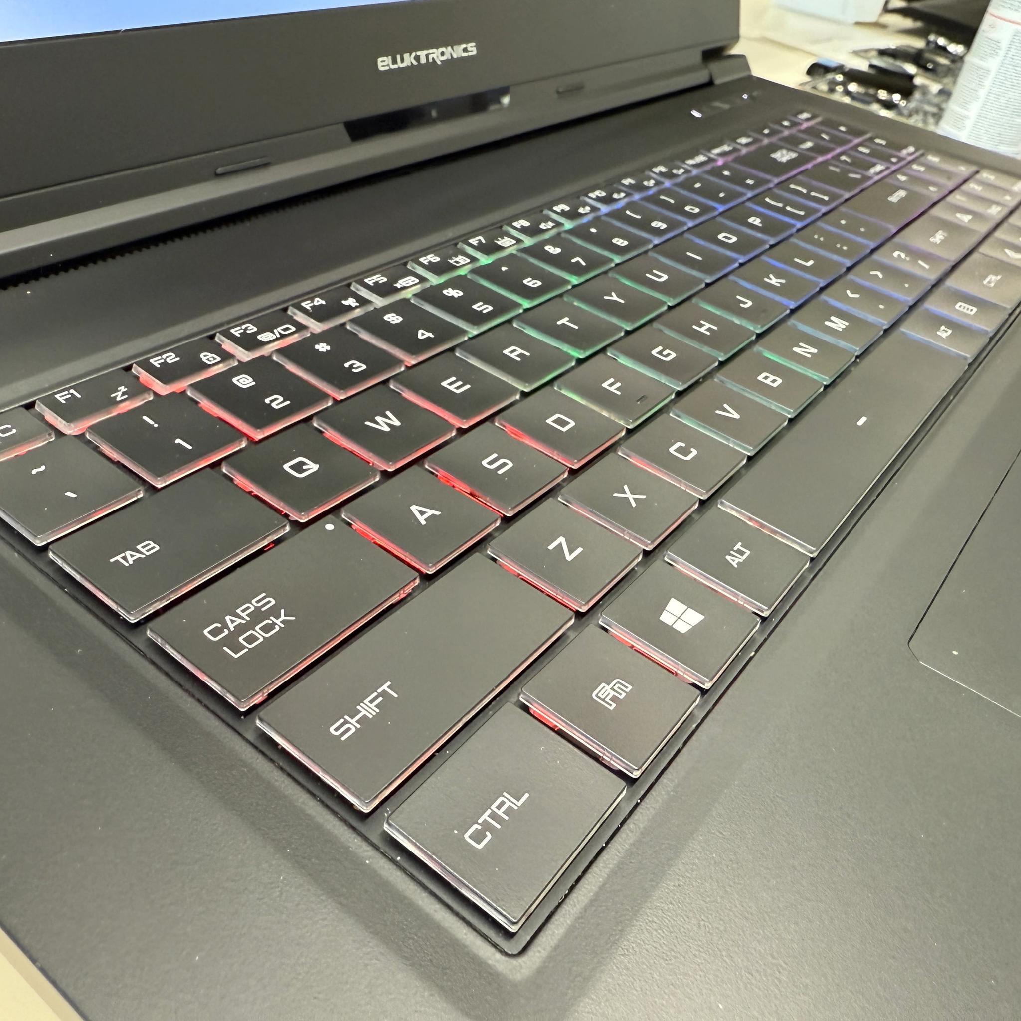 Eluktronics Max-17, i7-9750H, RTX 2060, 16GB RAM, 1TB SSD, 144HZ