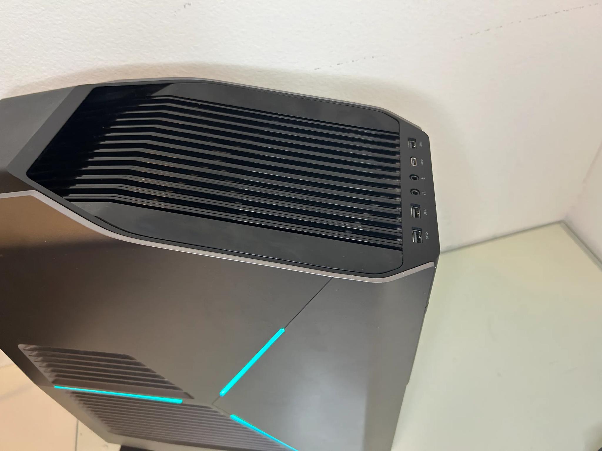 👽 i7 8700k / GTX 1080 / 32gb ddr4 / 500gb ssd+1tb hdd / ALIENWARE R7