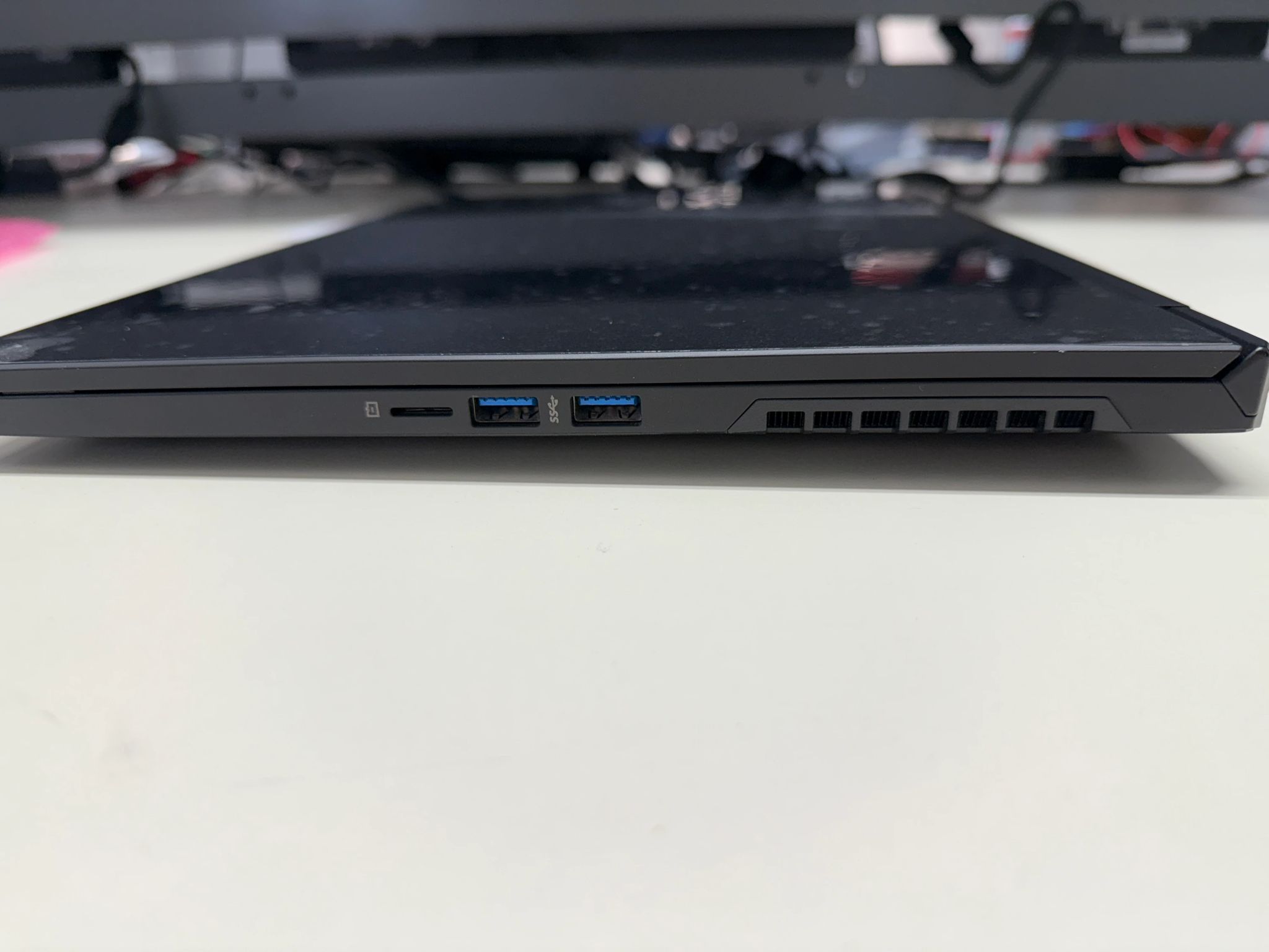 Eluktronics Max-17, i7-9750H, GTX 1660Ti, 16GB RAM, 1TB SSD, 144HZ