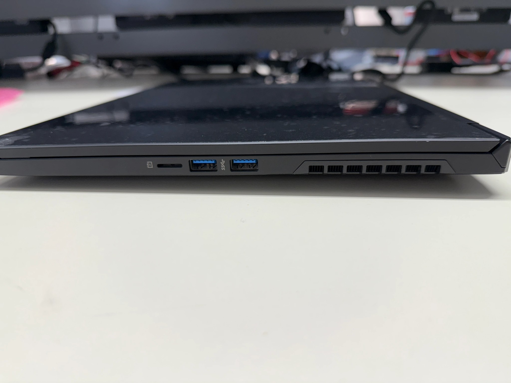 Eluktronics Max-17, i7-9750H, GTX 1660Ti, 16GB RAM, 1TB SSD, 144HZ