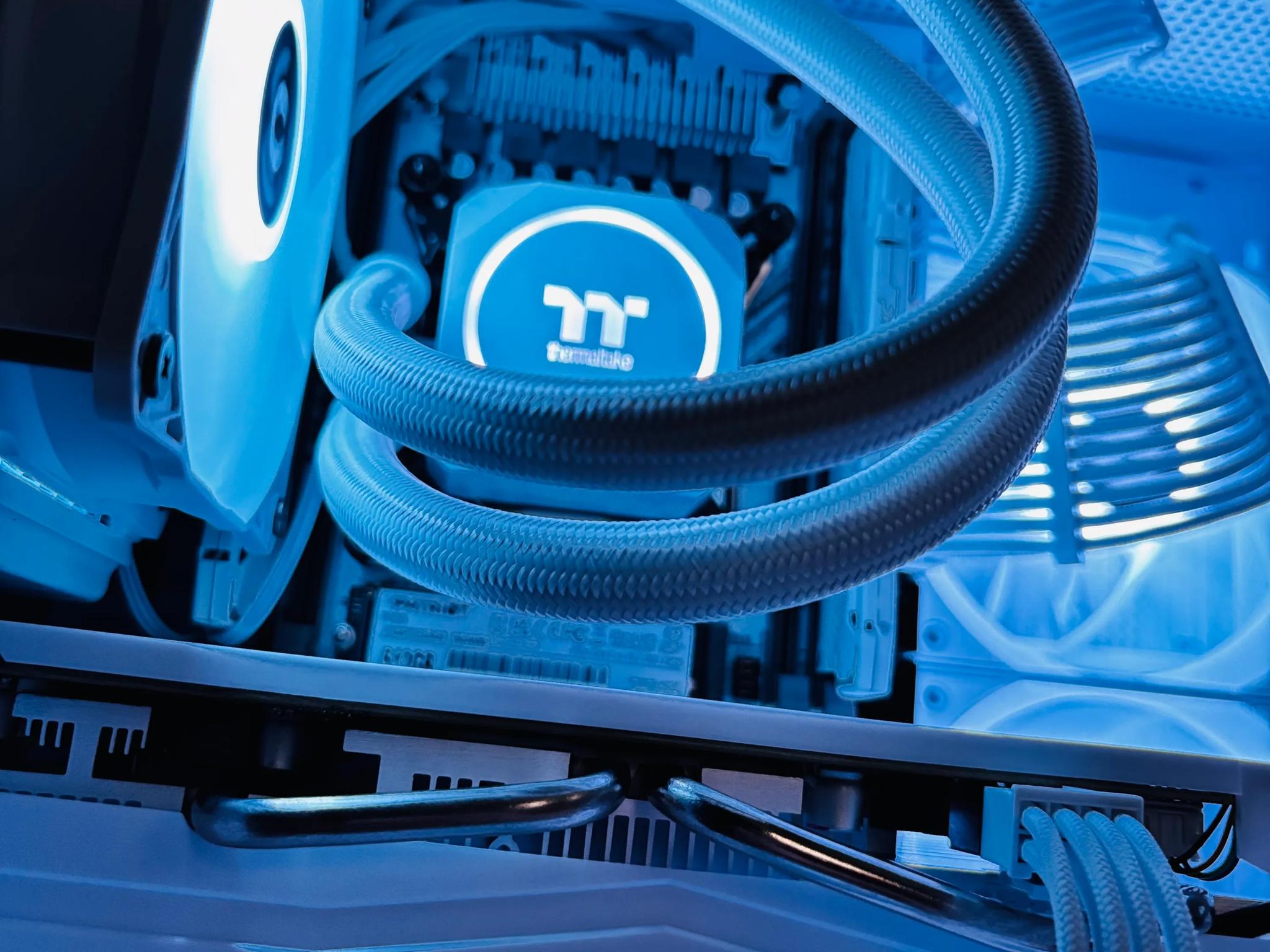 💧⚪ALL WHITE LIQUID COOLED PC⚪💧 - RX 580 8GB + 10 CORE INTEL + 32GB RAM🔥