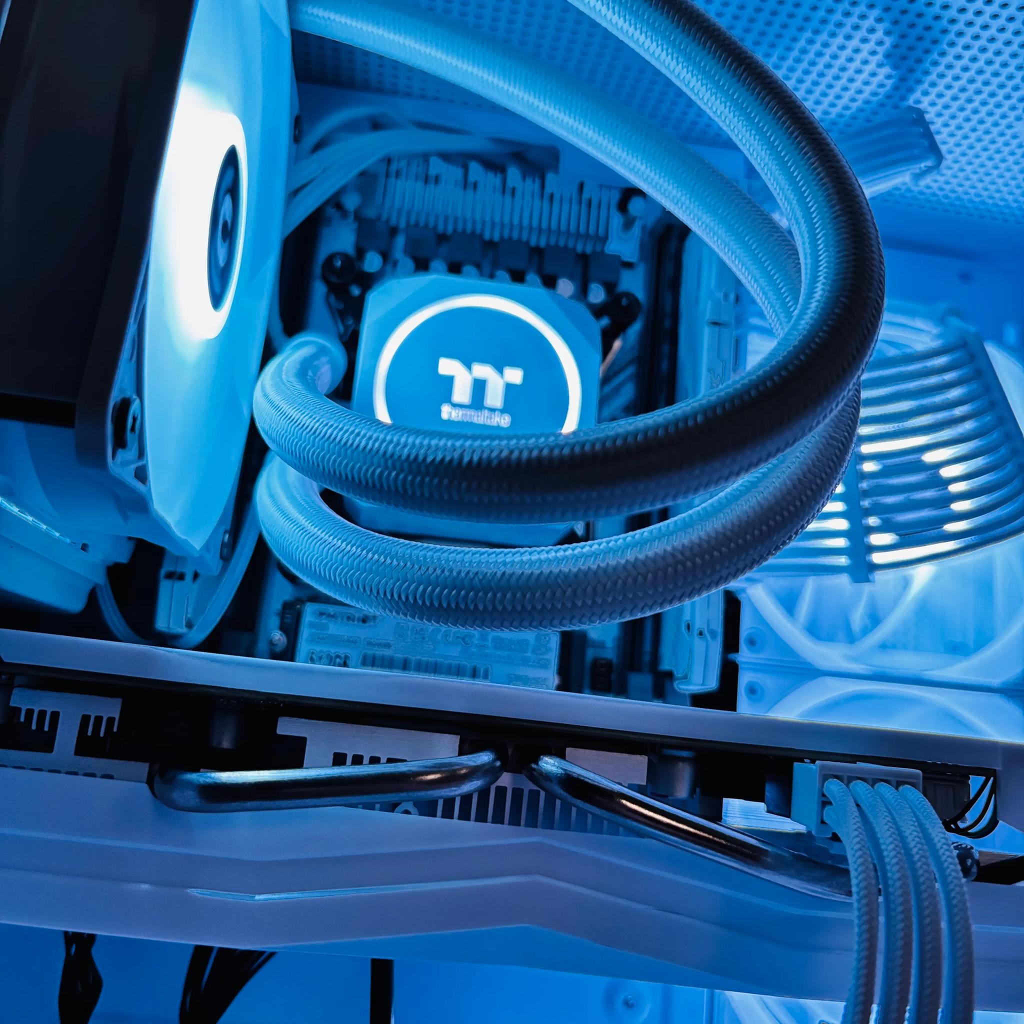 💧⚪ALL WHITE LIQUID COOLED PC⚪💧 - RX 580 8GB + 10 CORE INTEL + 32GB RAM🔥
