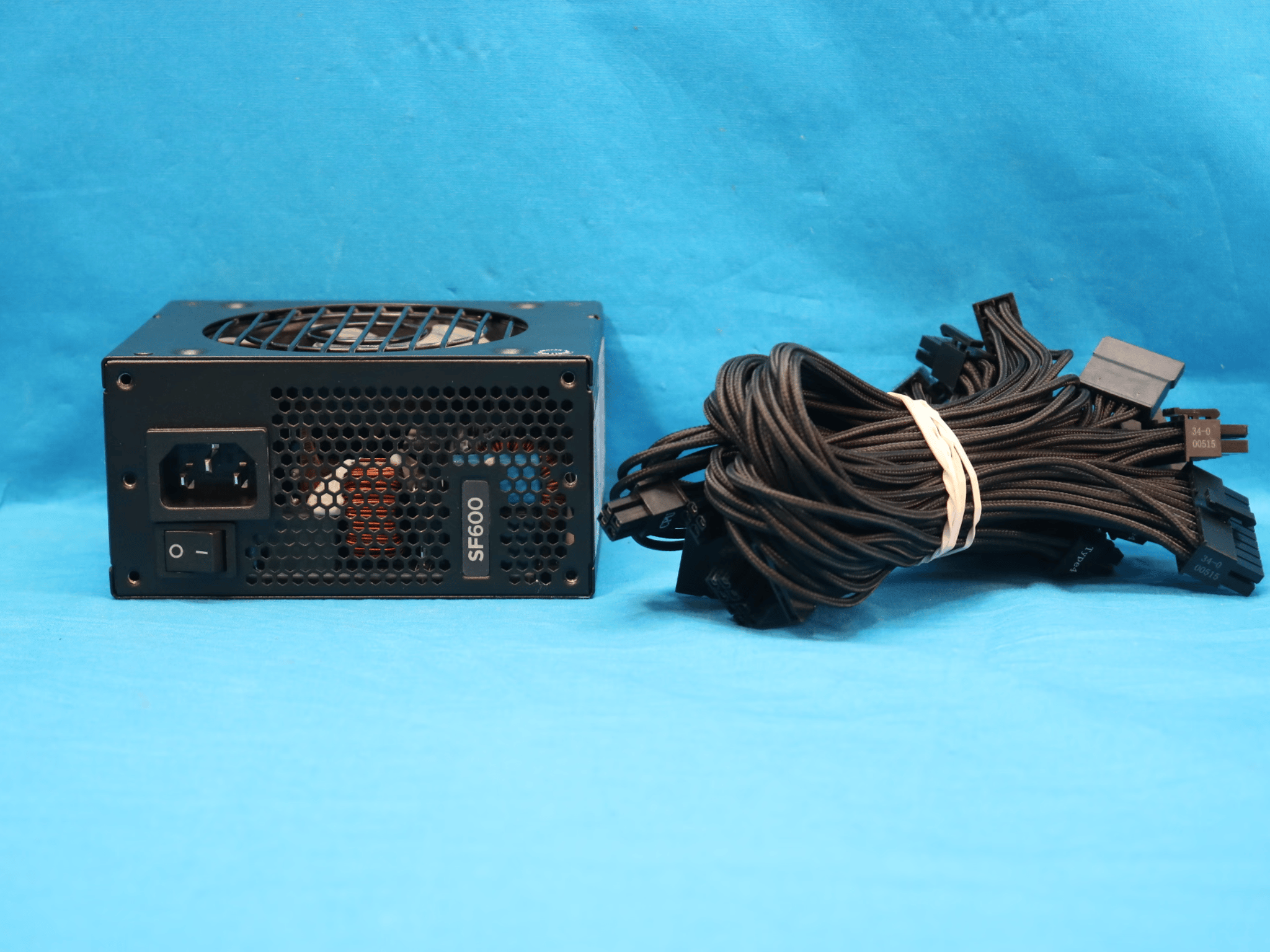 Corsair SF600 600W 80 PLUS Gold Fully-Modular SFX Desktop Power Supply CP-9020105 RPS0026