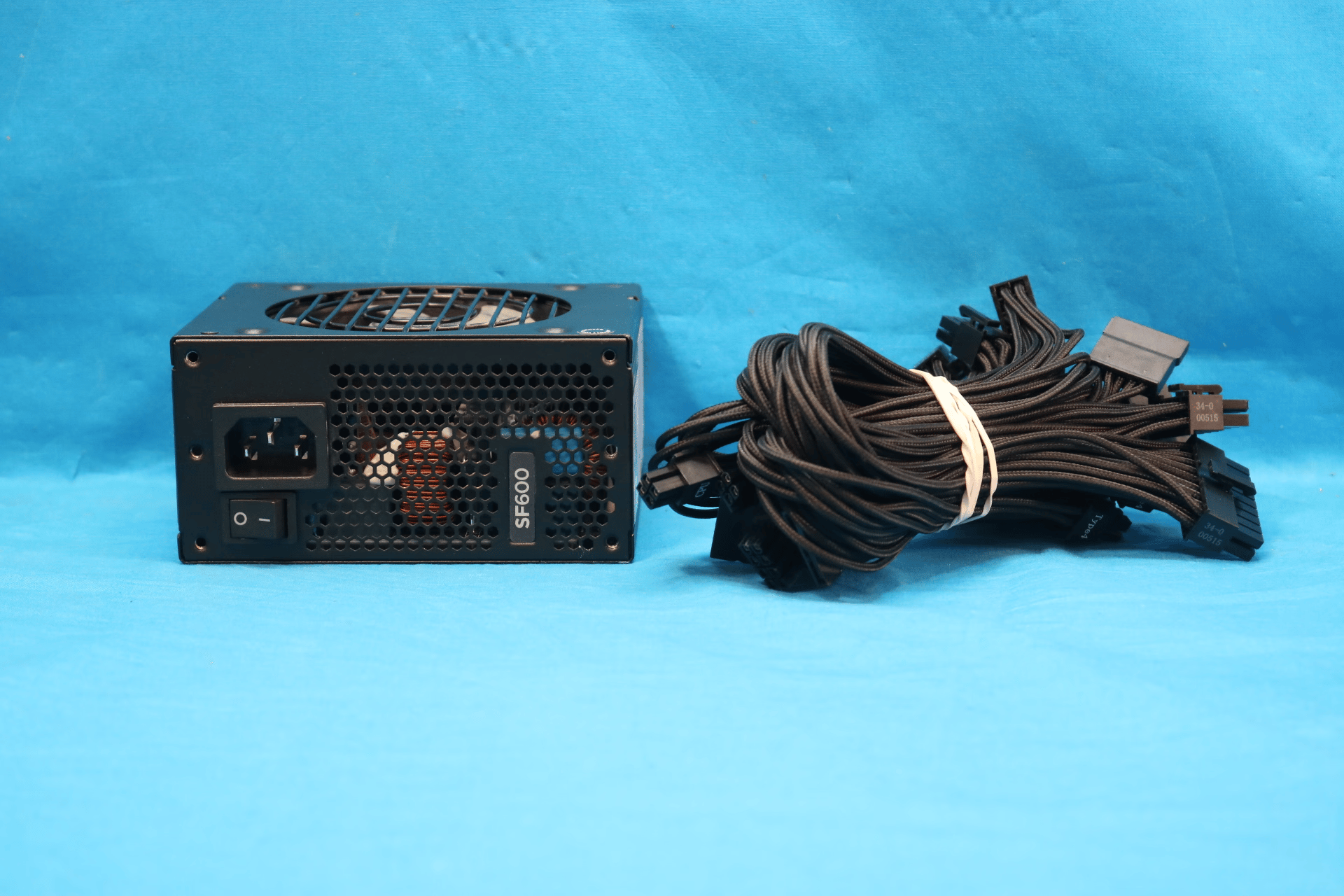Corsair SF600 600W 80 PLUS Gold Fully-Modular SFX Desktop Power Supply CP-9020105 RPS0026