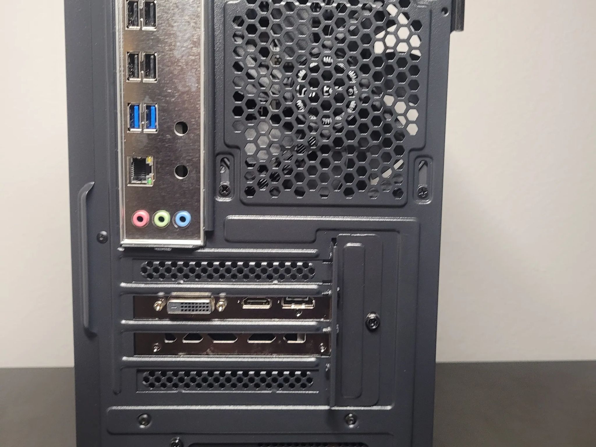 Budget Gaming PC // Xeon (12core, 24thread) // 1660 Super // 1TB SSD // 16GB DDR4
