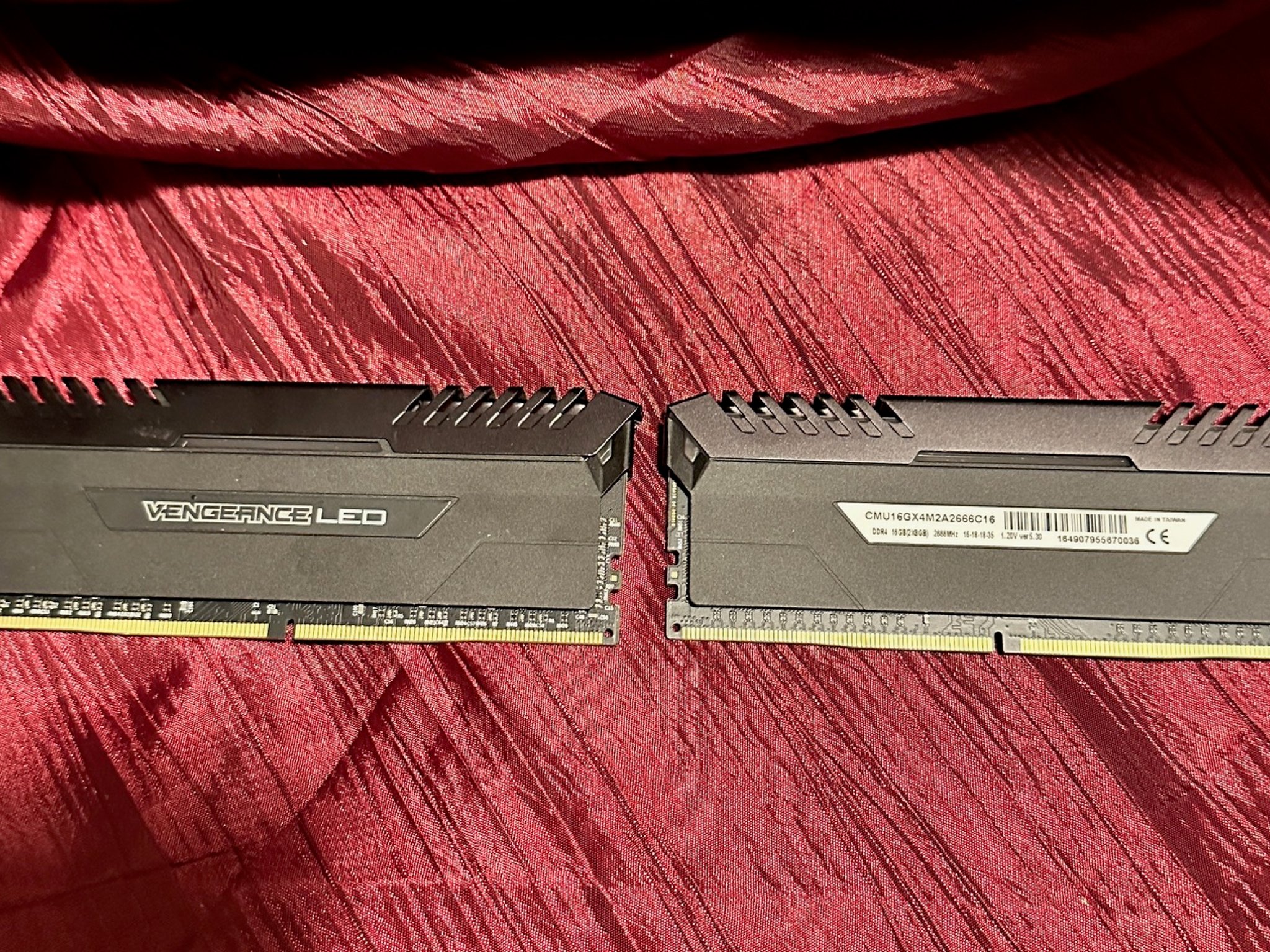 CORSAIR VENGEANCE® LED (WHITE) 16GB (2 x 8GB) DDR4 DRAM 2666MHz C16 Memory Kit