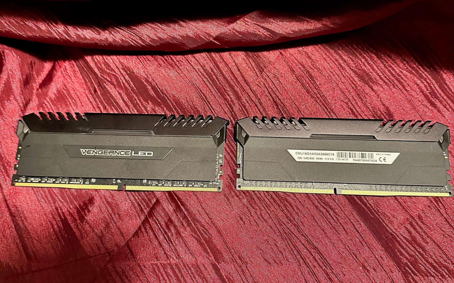CORSAIR VENGEANCE® LED (WHITE) 16GB (2 x 8GB) DDR4 DRAM 2666MHz C16 Memory Kit