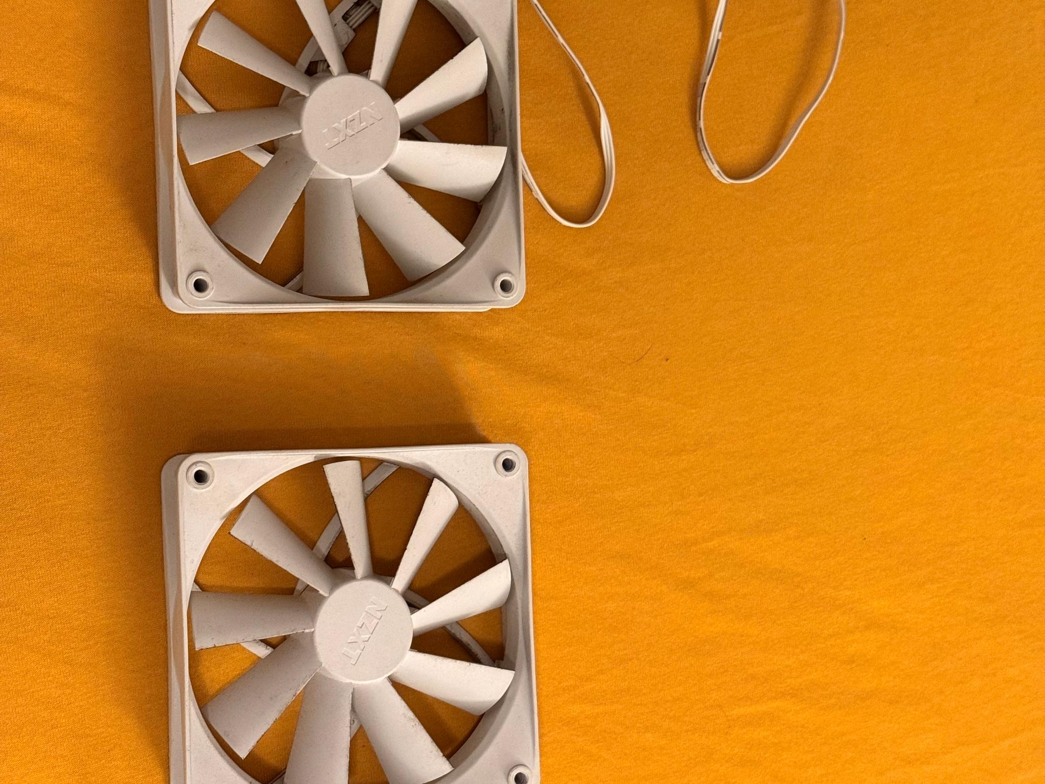 2x NZXT RF-Q12CR Case Fans 2x Thermalright TL-C12CW RGB Case Fans