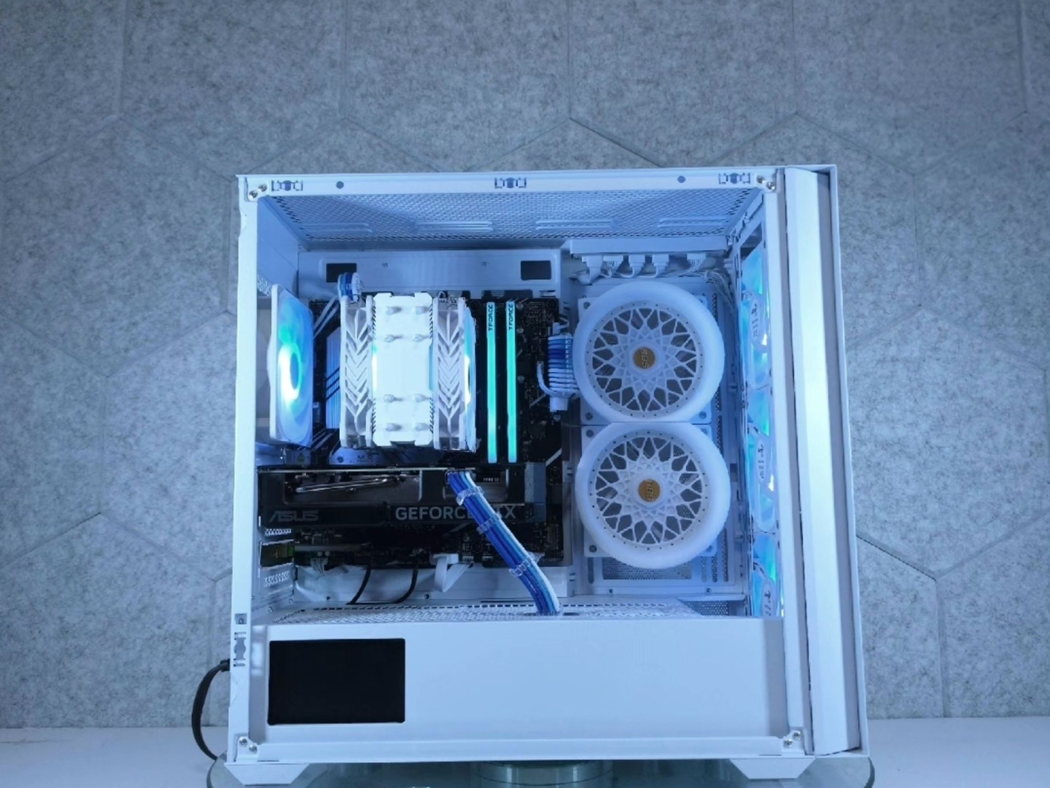 ASUS RTX 4070 💙 Core i7 14700F