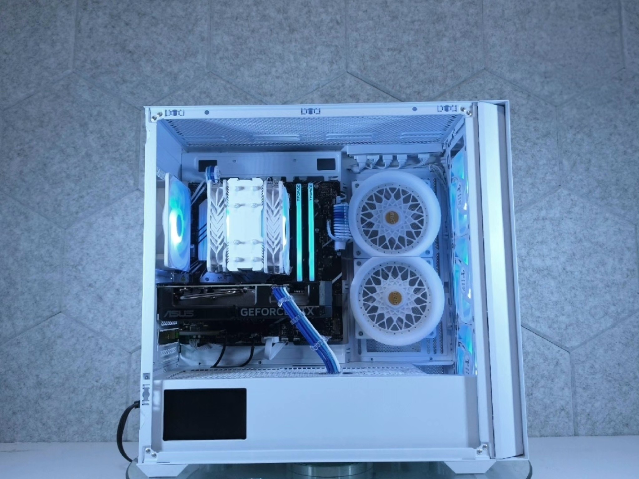ASUS RTX 4070 💙 Core i7 14700F