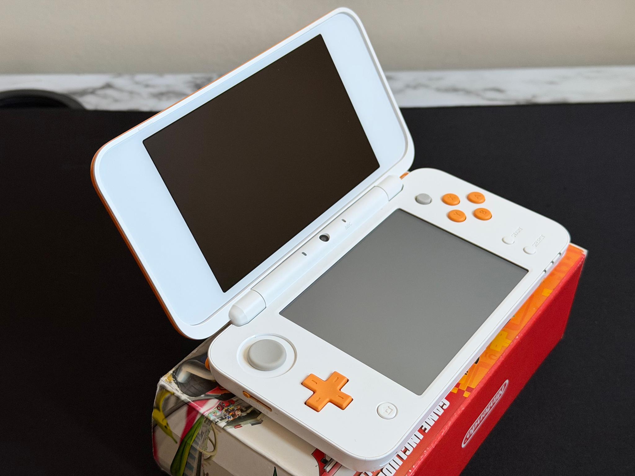 Nintendo 2DS XL – White/Orange ( Pristine Screens & Great Buttons!)