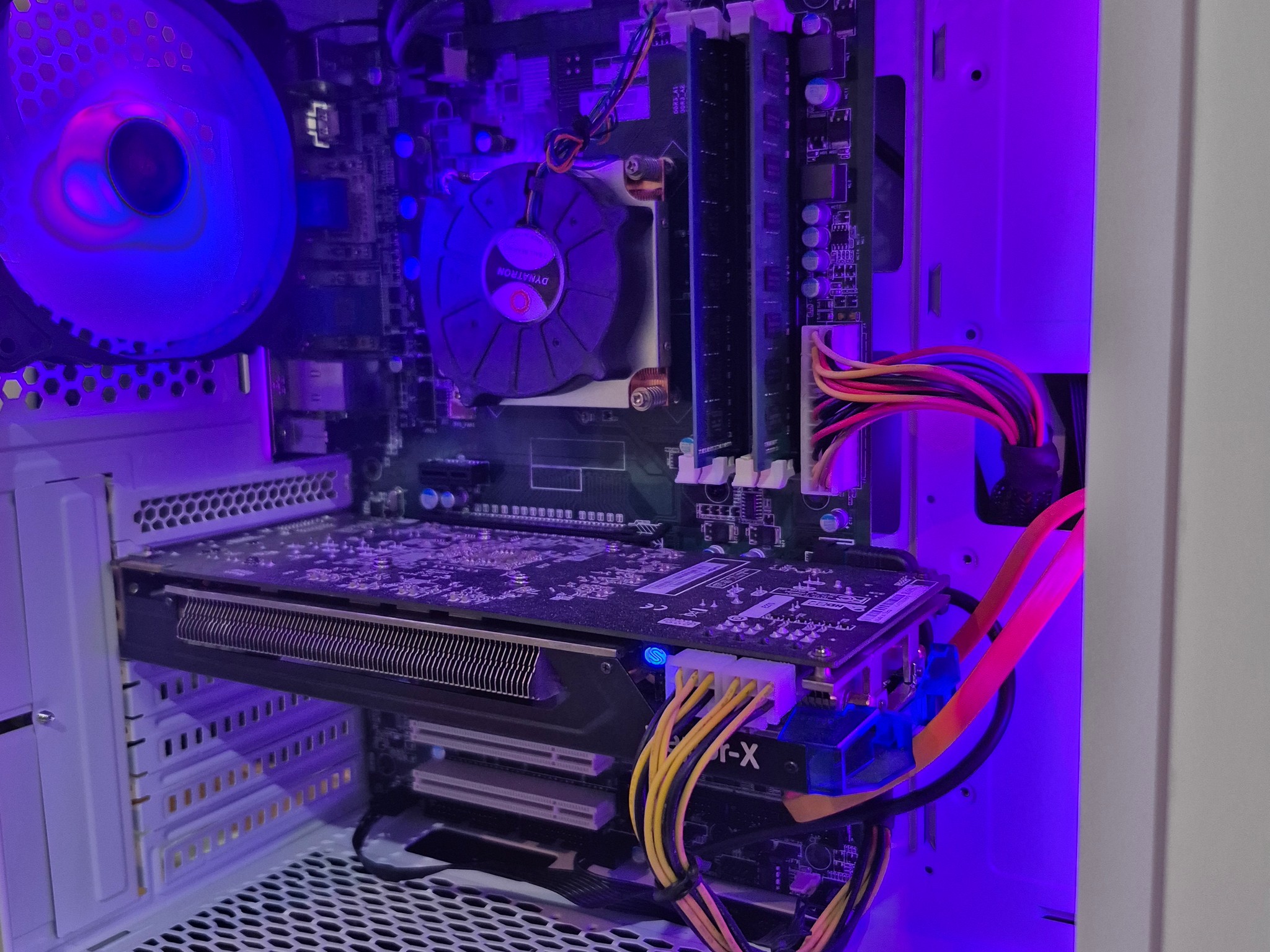 80 FPS Fortnite | i5-4590 , 16GB RAM, 256GB SSD, 500GB HDD, R9 270 2GB, RGB, Wifi