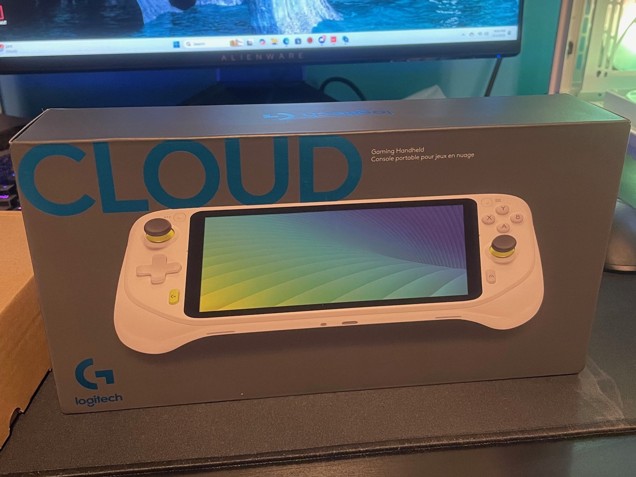 Logitech G Cloud Gaming Handheld (FREE CASE)