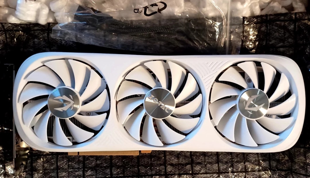 ZOTAC GAMING GeForce RTX 4080 SUPER Trinity OC White Edition DLSS