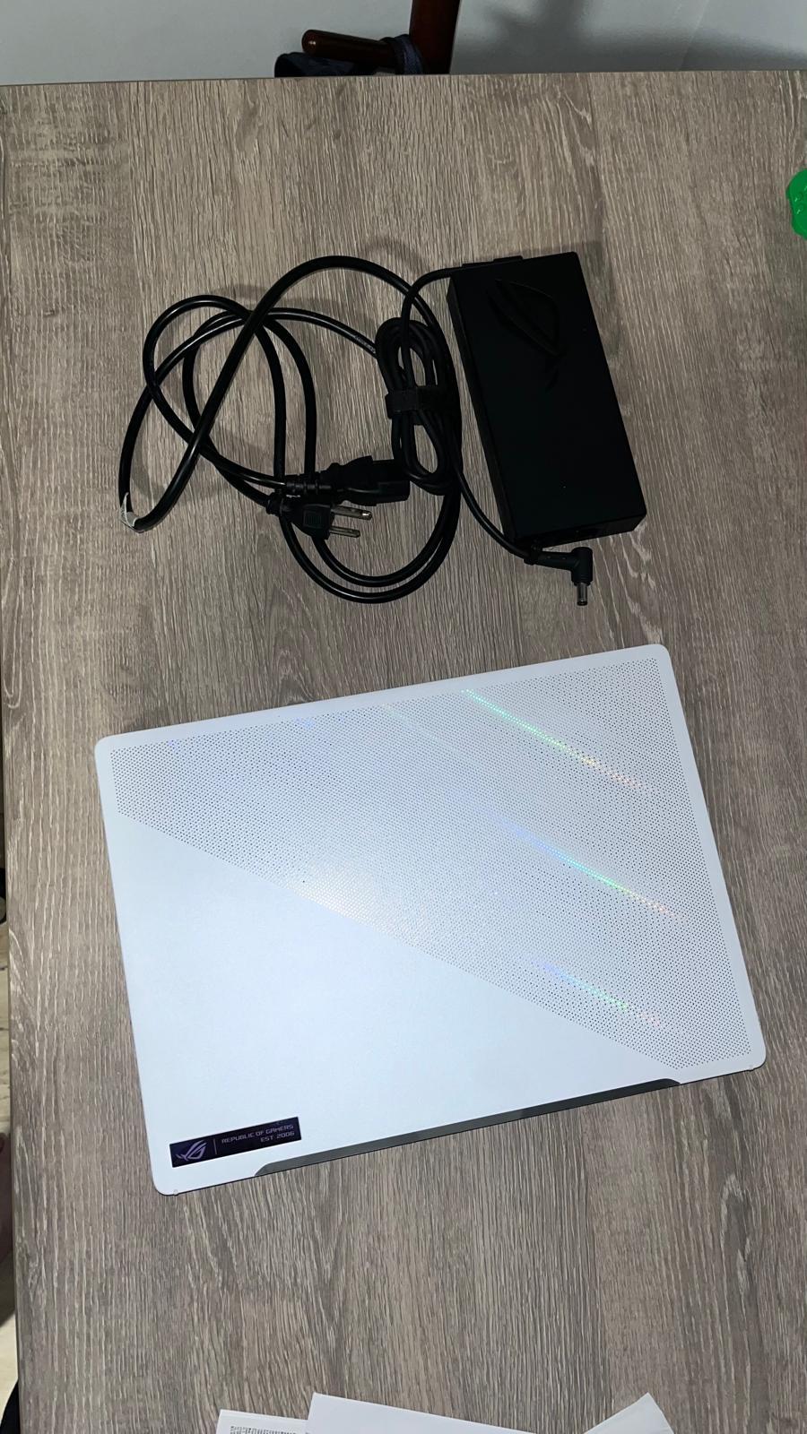 ASUS ROG Zephyrus G14, AMD Ryzen 9 6900HS, AMD Radeon RX 6700S, 16GB 4800MT/s DDR5, 1TB SSD