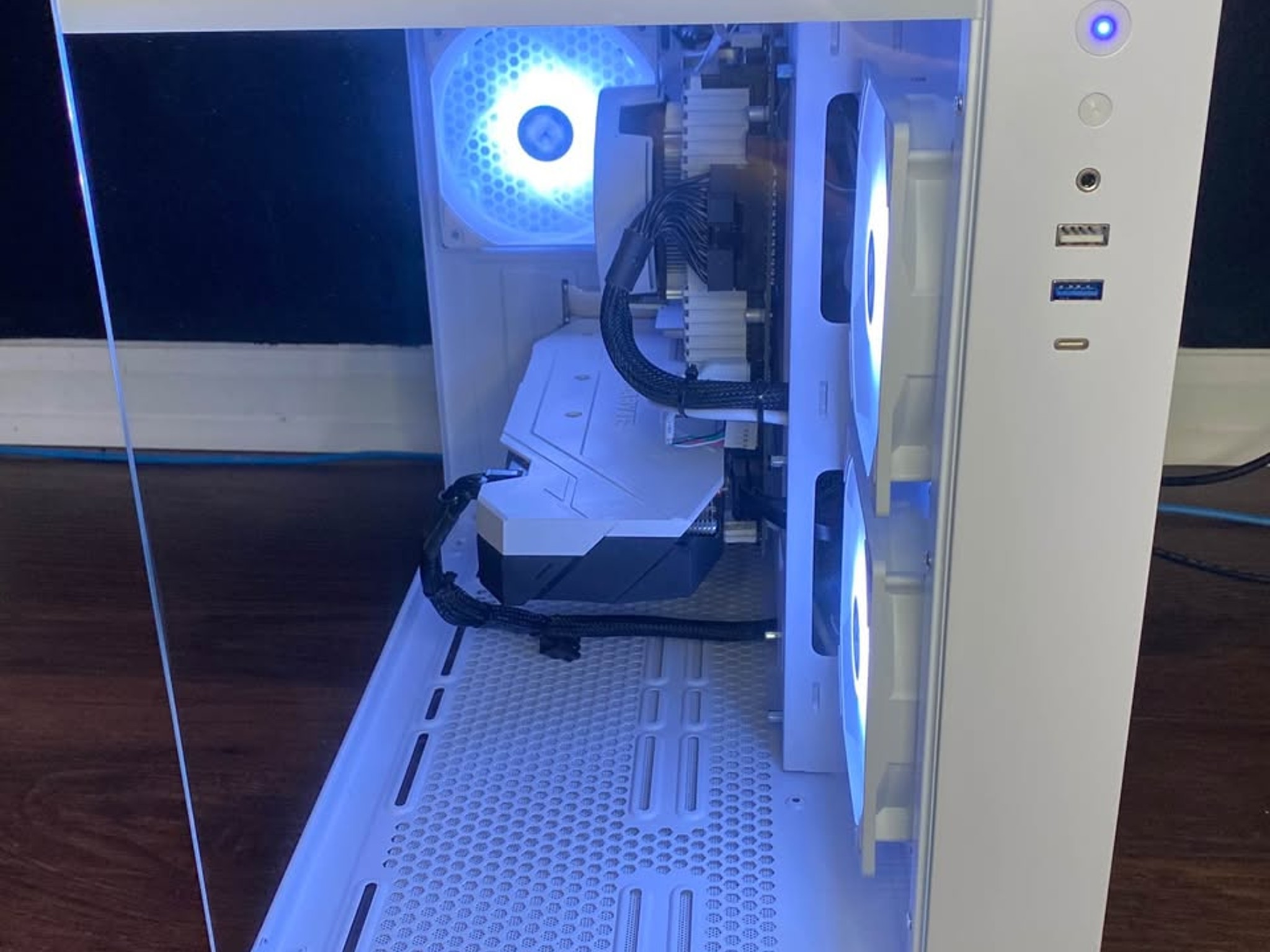 White Gaming PC (GTX 1660 TI 6GB + AMD Ryzen 5 3600 + 16GB DDR4 + HDD + SSD)