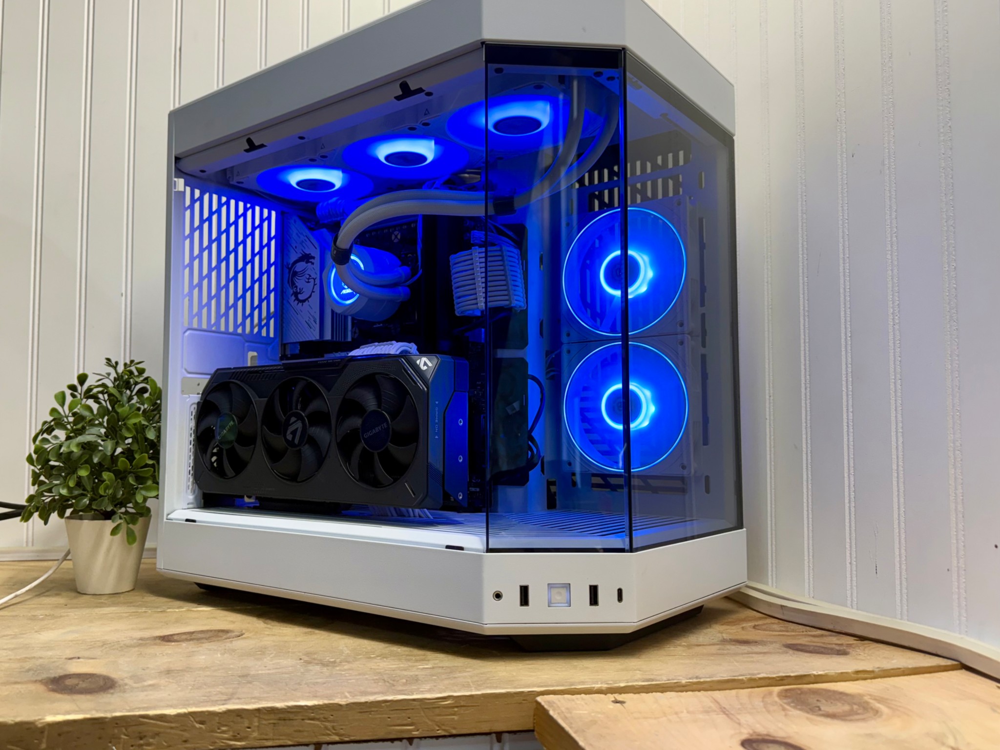 WHITE DRAGON  1440p /4k Gaming PC 7700x/9070XT/32g ddr5/x670E/1000w PSU /3 TB Storage/360mm AIO