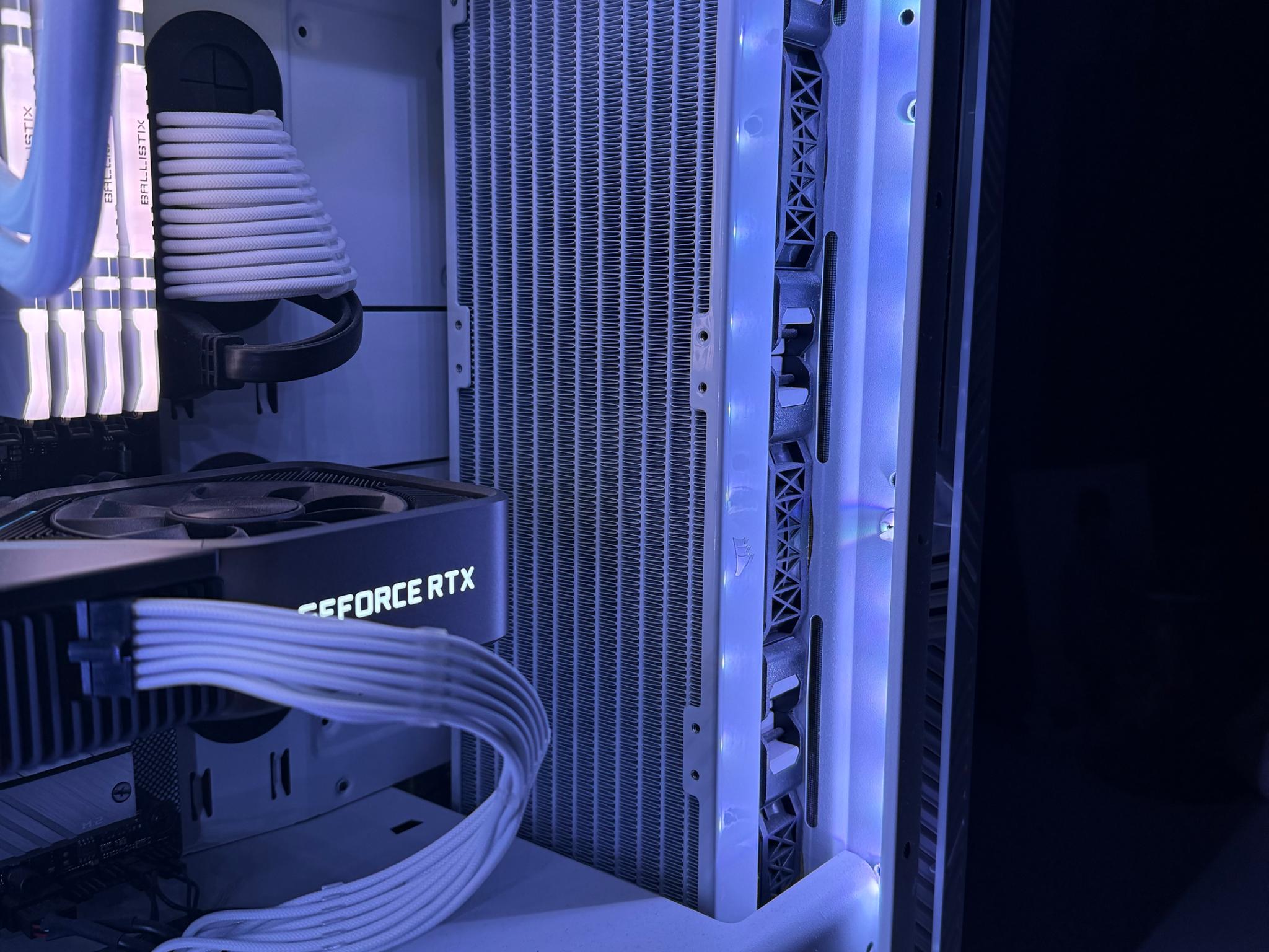 White Gaming Pc - TX 3080 FE, Ryzen 5 5600X, 32GB CL16 RGB RAM, Liquid Cooled, 1 TB SSD, Win 11
