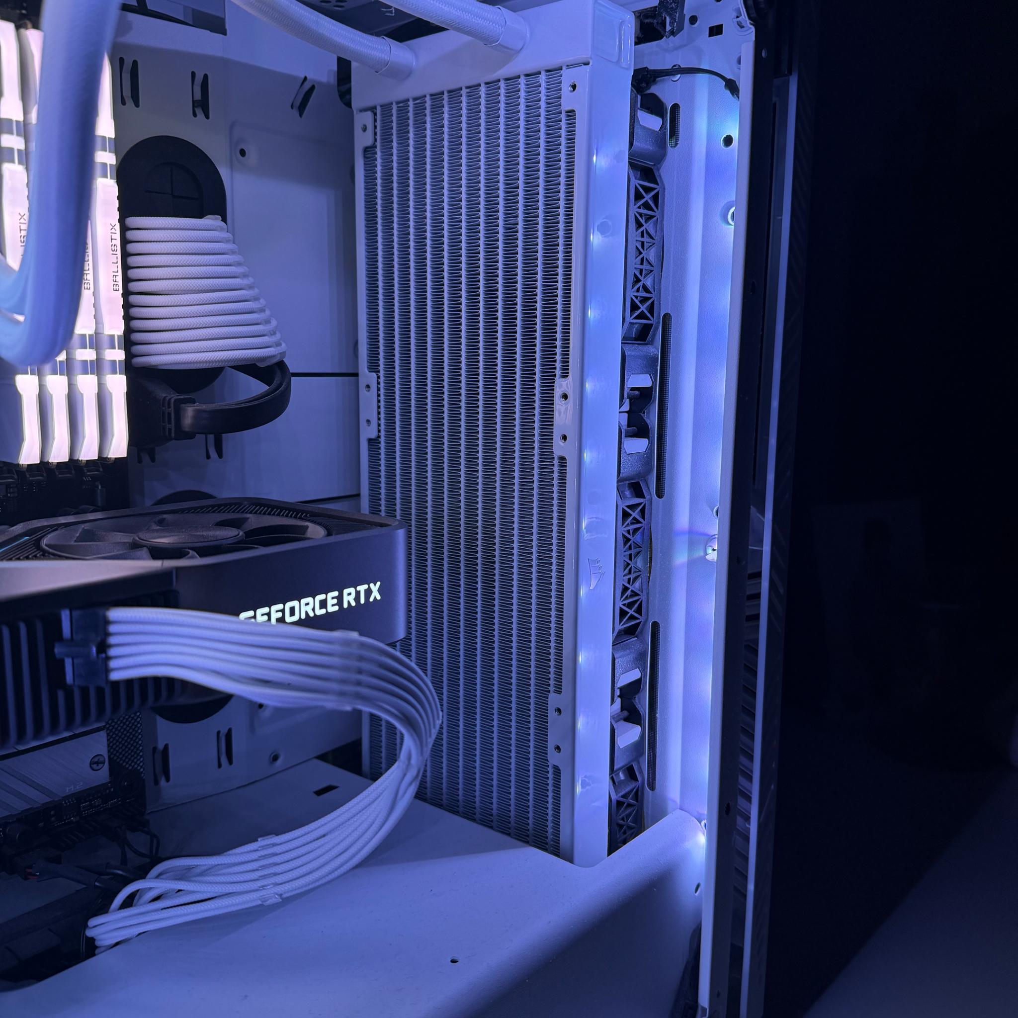 White Gaming Pc - TX 3080 FE, Ryzen 5 5600X, 32GB CL16 RGB RAM, Liquid Cooled, 1 TB SSD, Win 11