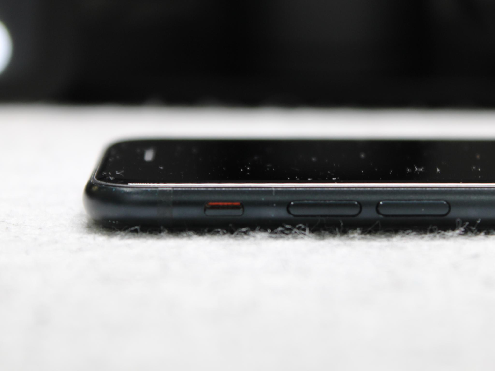iPhone SE 2022 Unlocked With Mous case