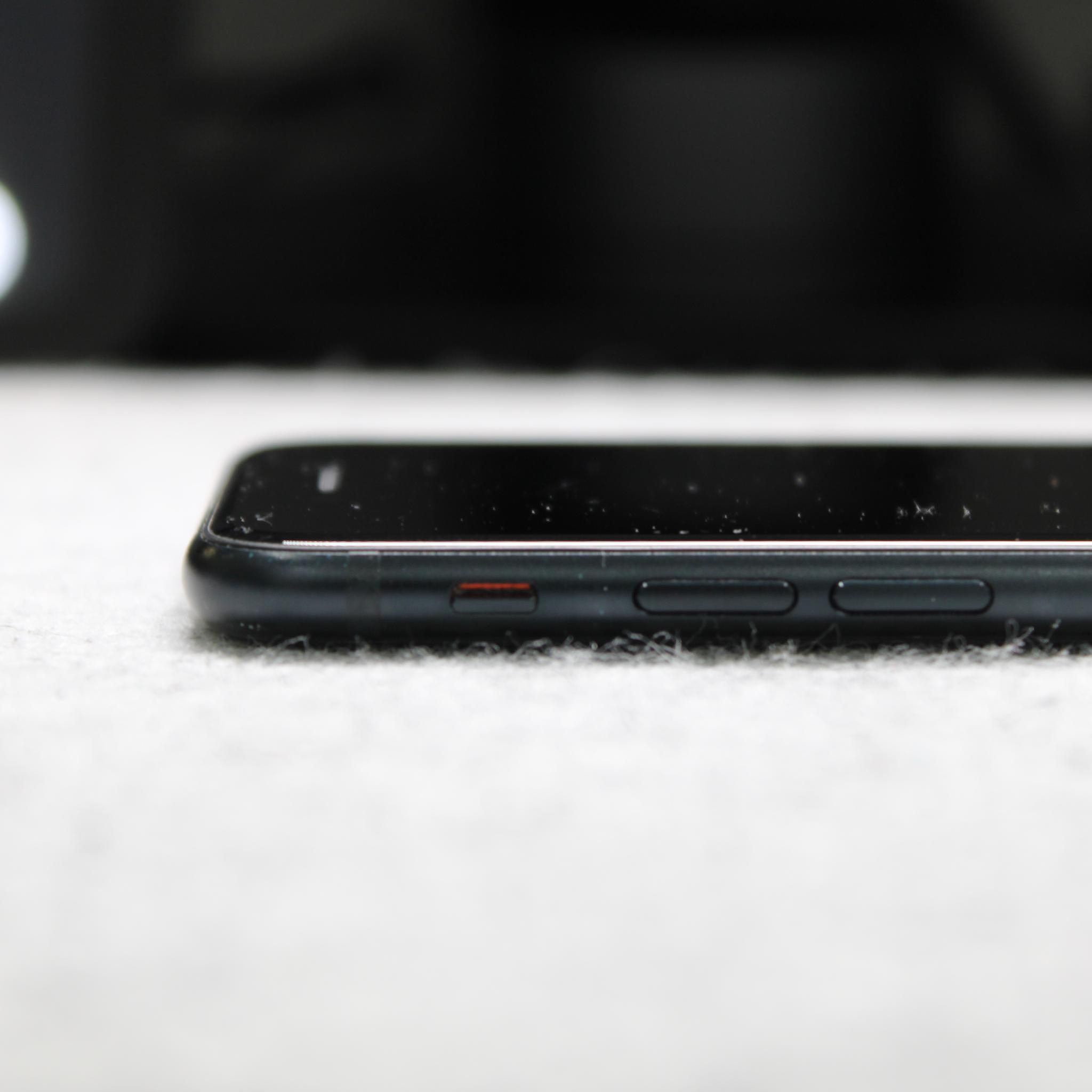 iPhone SE 2022 Unlocked With Mous case