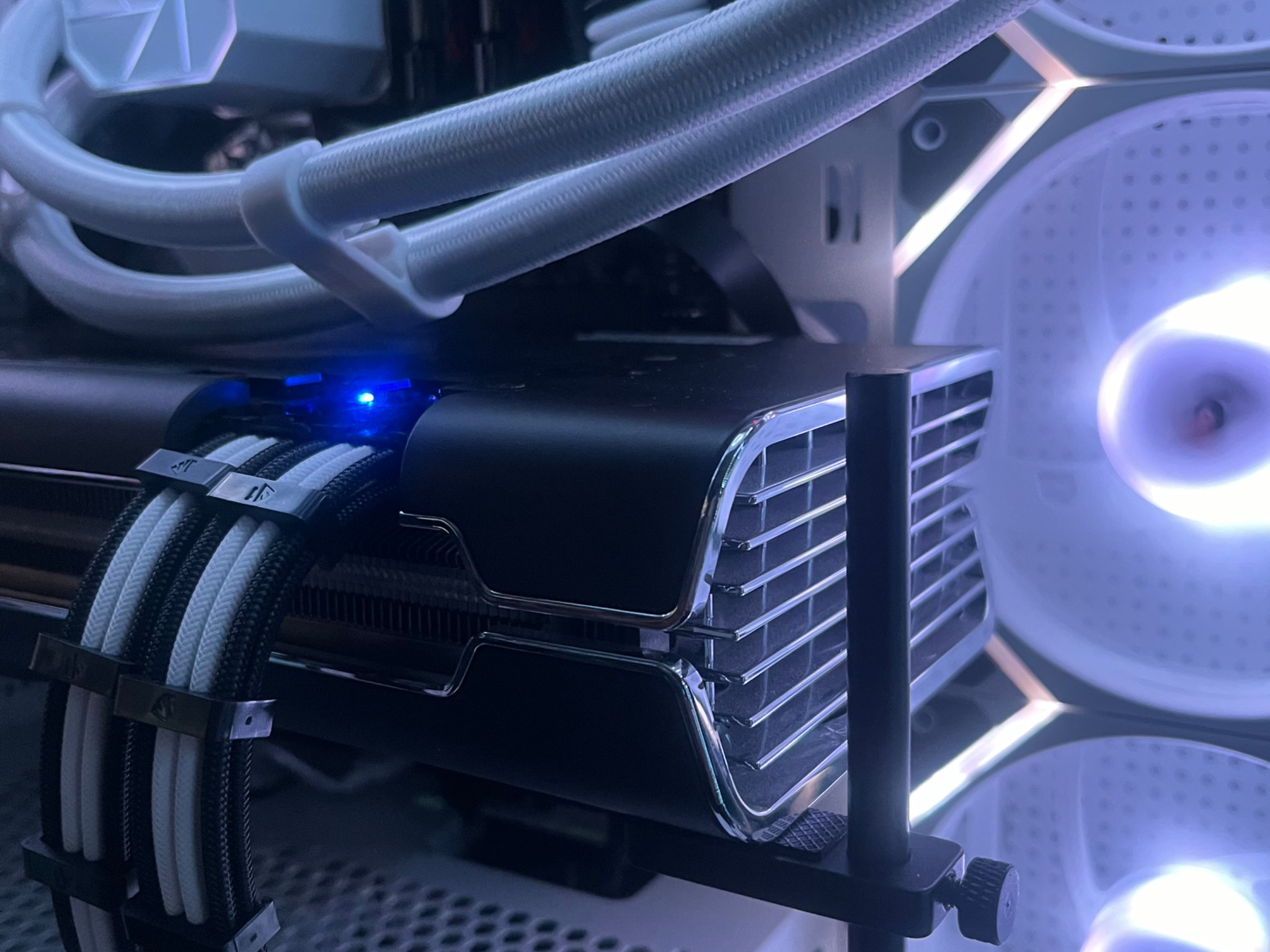 Black and white Gaming PC! Ryzen 7 5800X 8-core! Radeon 5700XT Ultra thicc III, 1440 beast