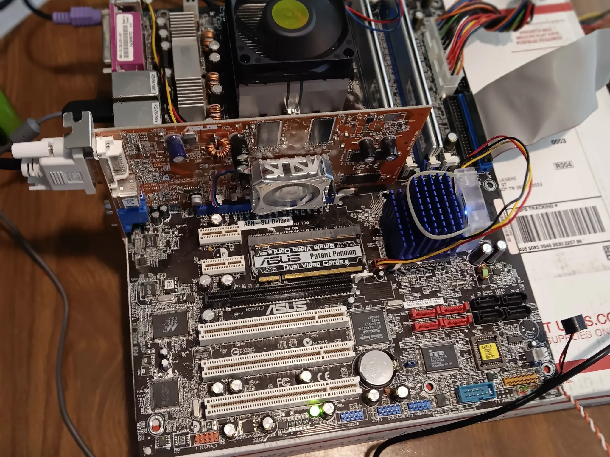 ASUS A8N-SLI Deluxe Athlon 64 X2 3800 Radeon X550 128MB 2GB RAM