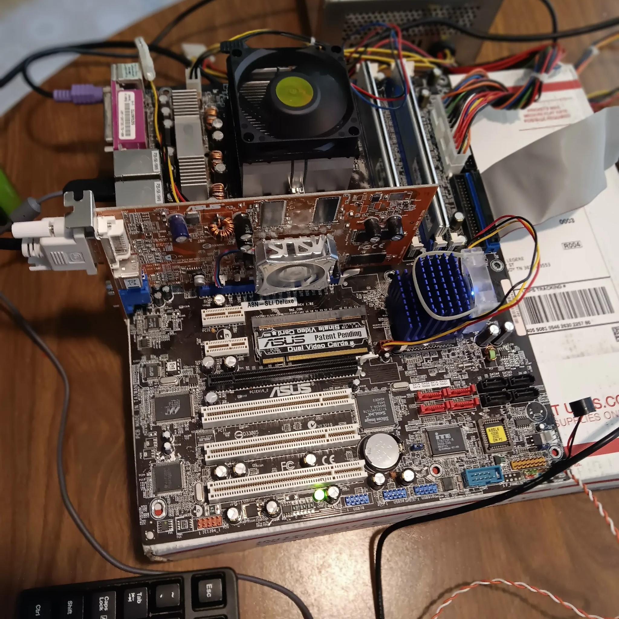 ASUS A8N-SLI Deluxe Athlon 64 X2 3800 Radeon X550 128MB 2GB RAM