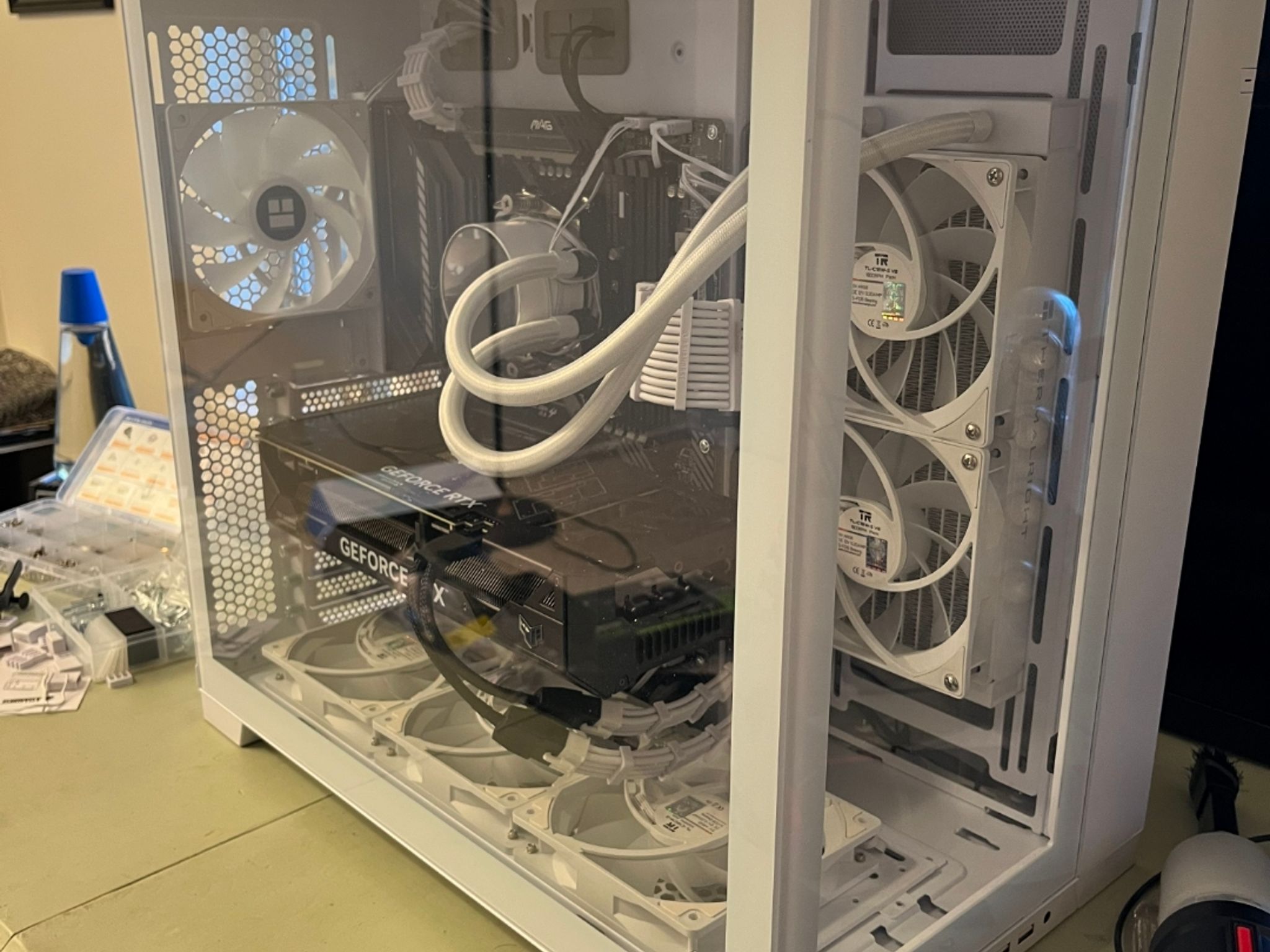 White Gaming PC – RTX 4070 SUPER / Ryzen 5 5600 / 32GB