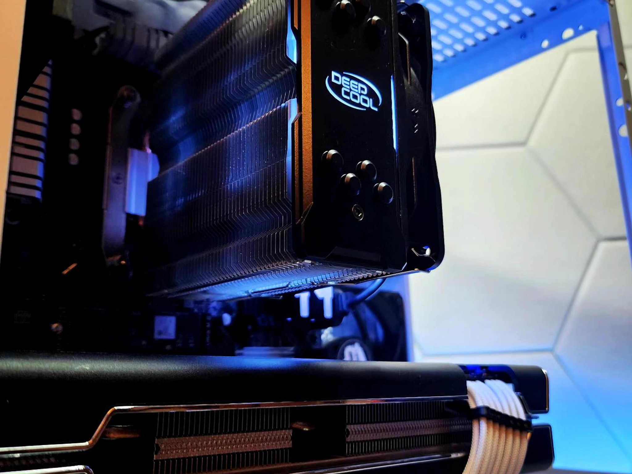 💙🤍 RX 5700XT // Ryzen 5 5600 // 16GB 3600MHz // 1TB NVMe Gen 3