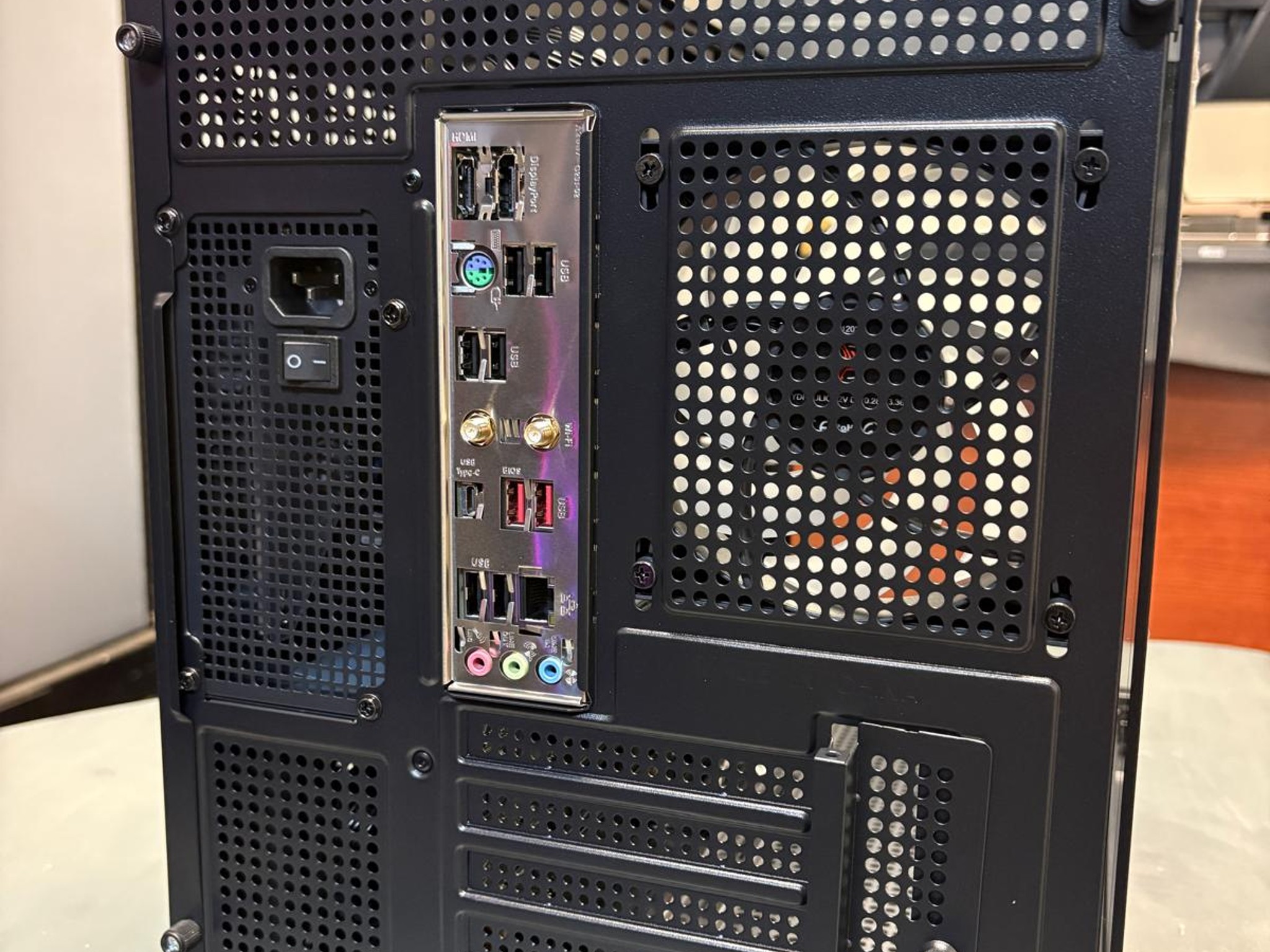NEW – Skytech Gaming CRYSTAL Case with Gigabyte B650M C V3 DDR5 Motherboards & 650W Gold Gamdias PSU