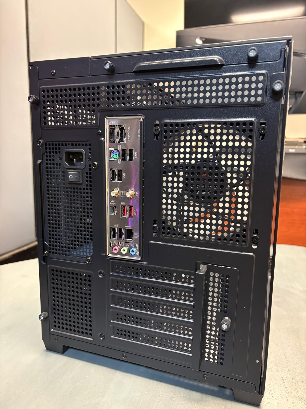 NEW – Skytech Gaming CRYSTAL Case with Gigabyte B650M C V3 DDR5 Motherboards & 650W Gold Gamdias PSU