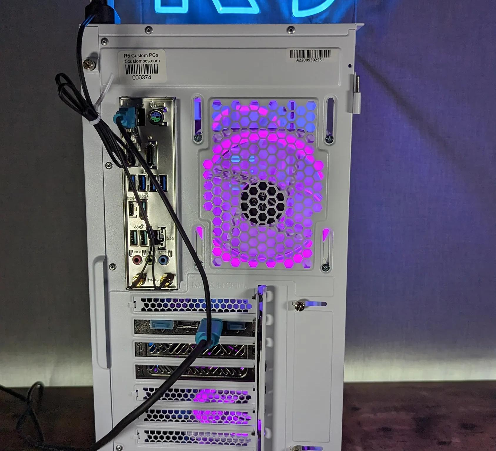 RX 7900XTX Sapphire // Ryzen 9 7900x3D // 64GB 6000Mhz DDR5 // 2TB Gen4 NVMe // WiFi