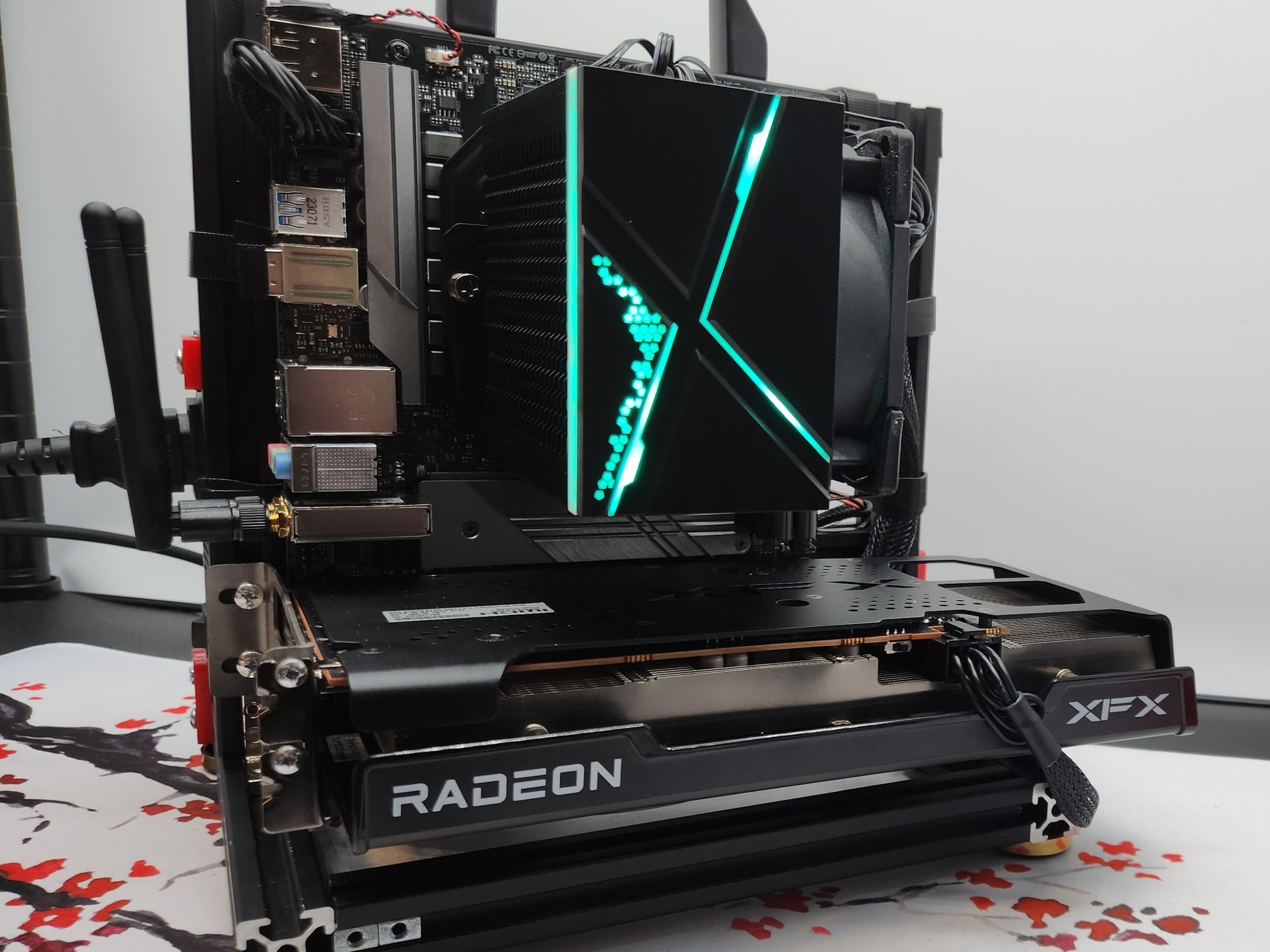 Tiny Portable Rig Ryzen 5 / 32GB DDR 4 / 1TB SSD / RX 6600 8GB