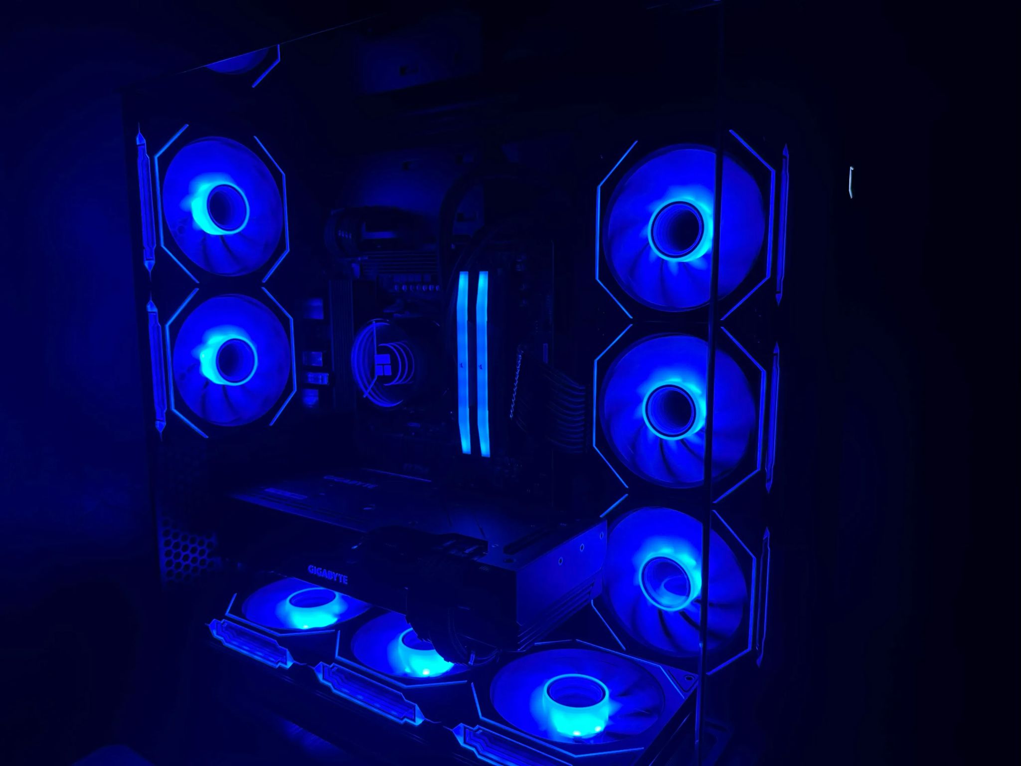 BIG SALE New Sleek Black Fishtank RGB Custom 1440p Gaming PC – GPU : 7700XT CPU : 9600X