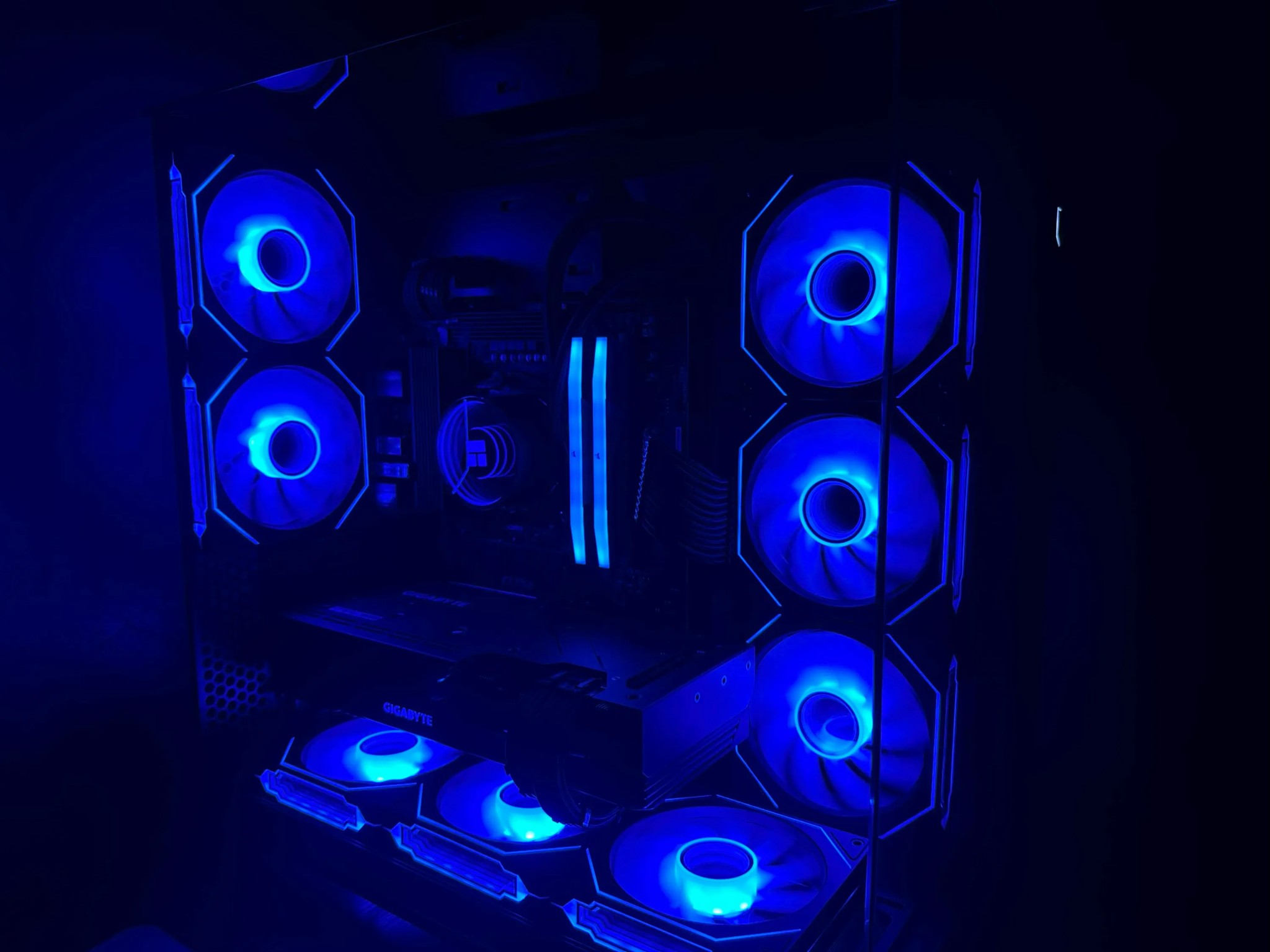 BIG SALE New Sleek Black Fishtank RGB Custom 1440p Gaming PC – GPU : 7700XT CPU : 9600X