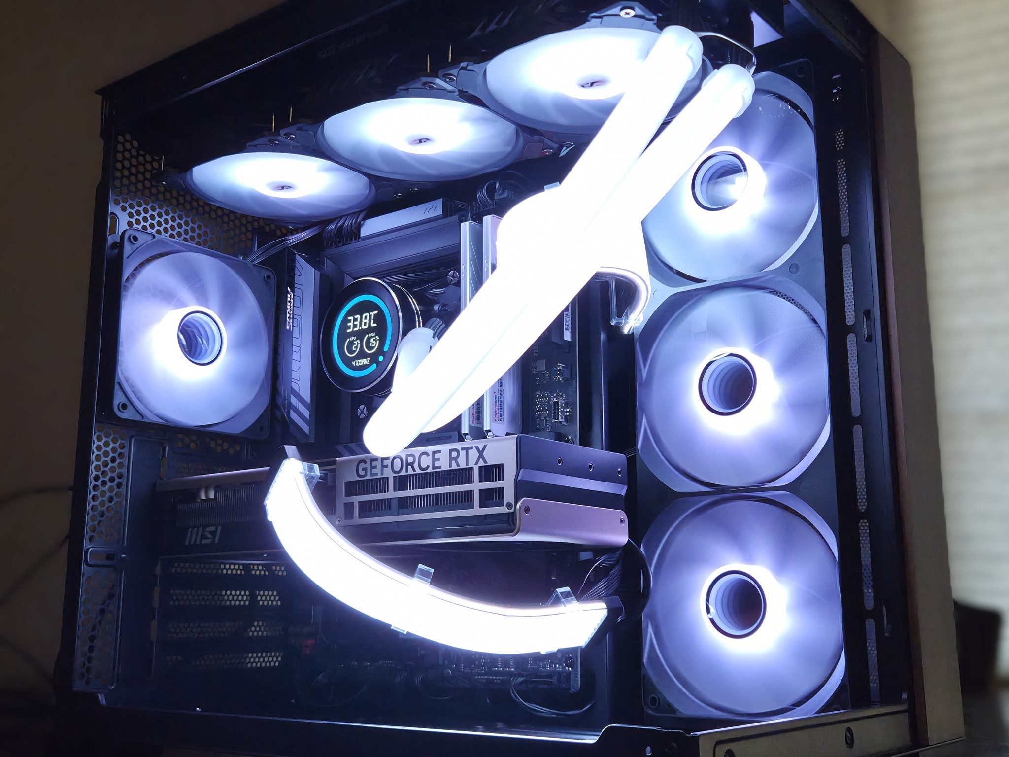 The Sentinel! 🛡️– Core Ultra 7 265KF • RTX 5070 Ti • 32GB DDR5 • 2TB NVMe • Temp Display