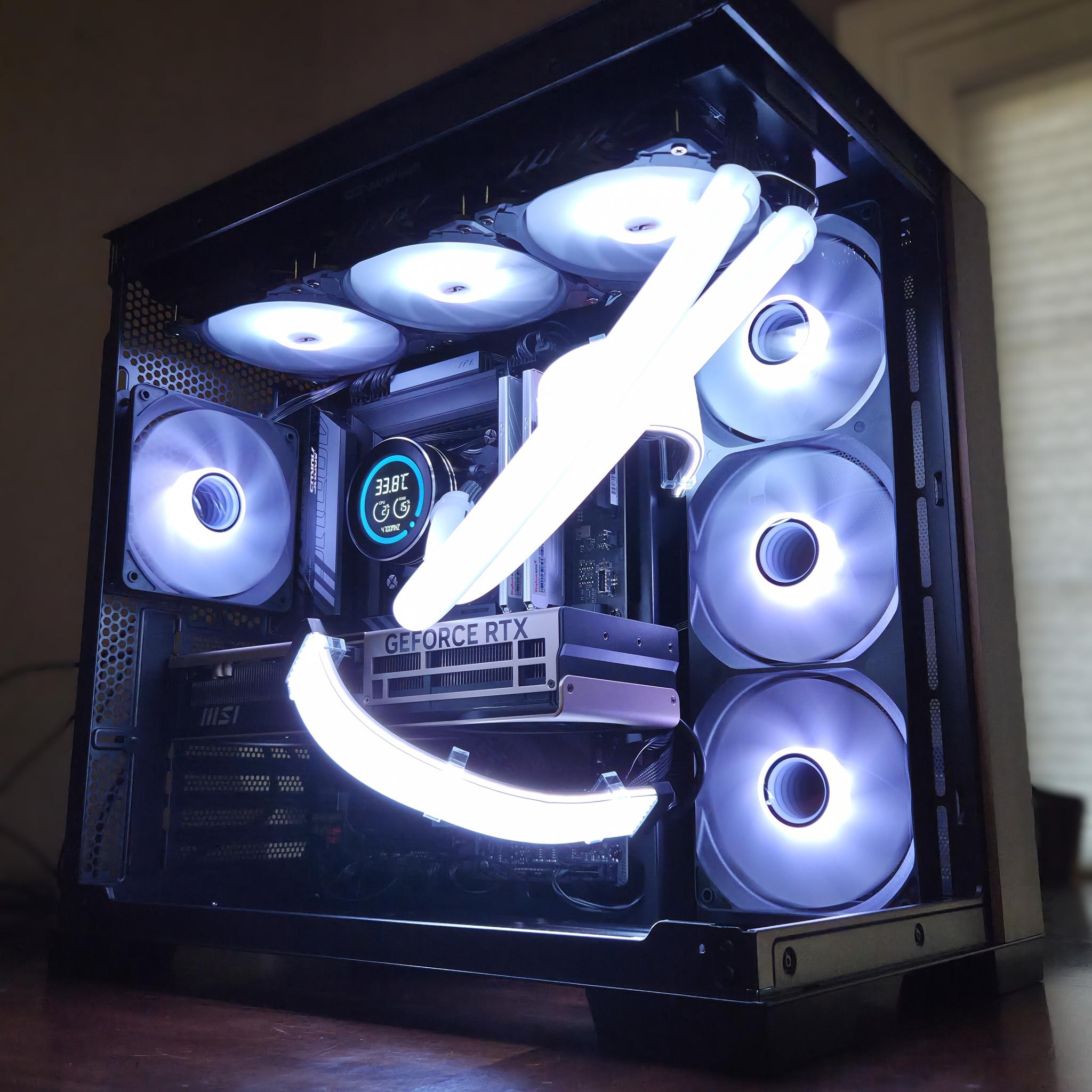The Sentinel! 🛡️– Core Ultra 7 265KF • RTX 5070 Ti • 32GB DDR5 • 2TB NVMe • Temp Display