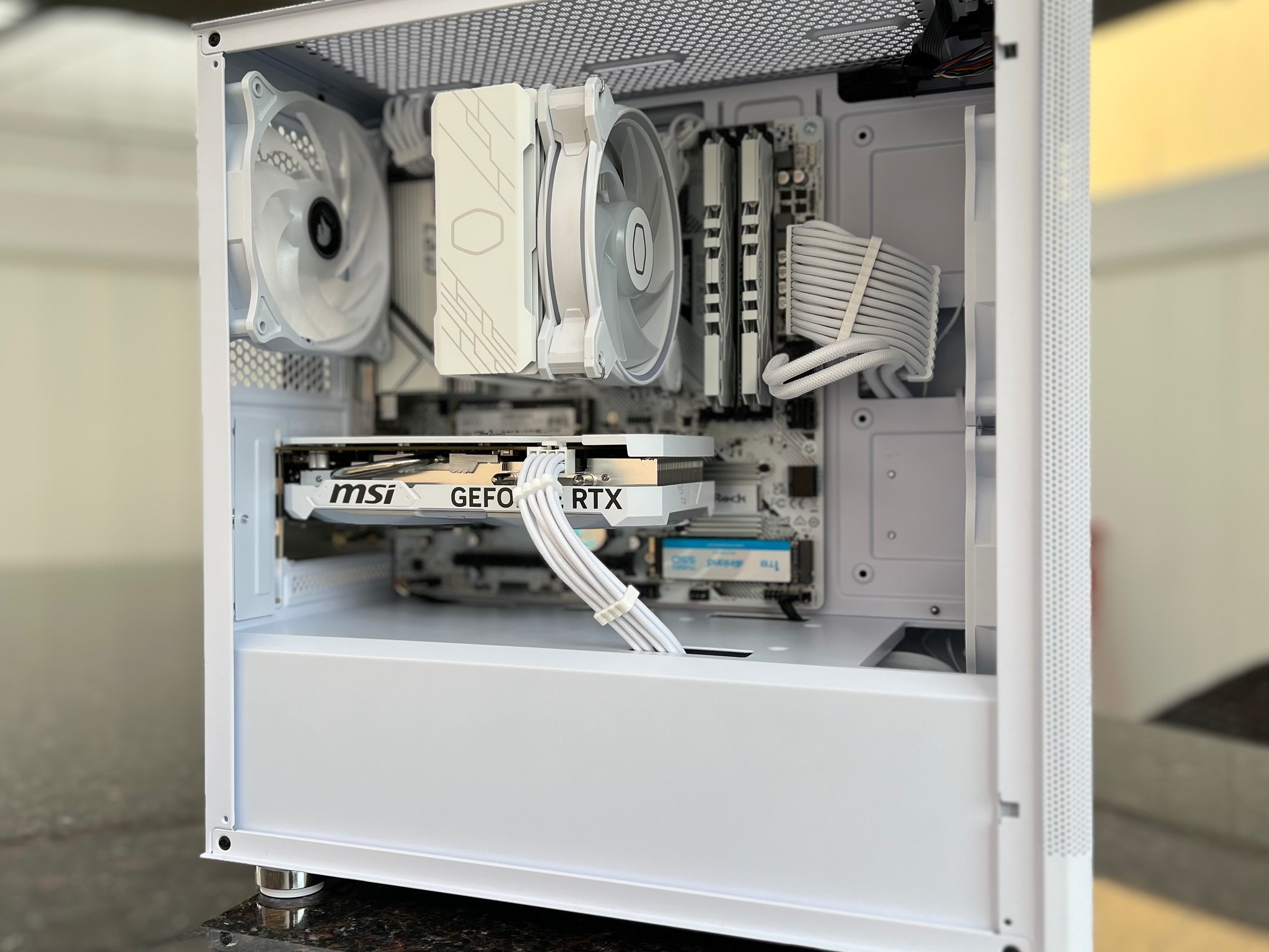 All White Gaming PC Ryzen 5 5600/RTX 4060 8GB/1.5 TB NVME SSD/32 GB RAM 3200 DDR4