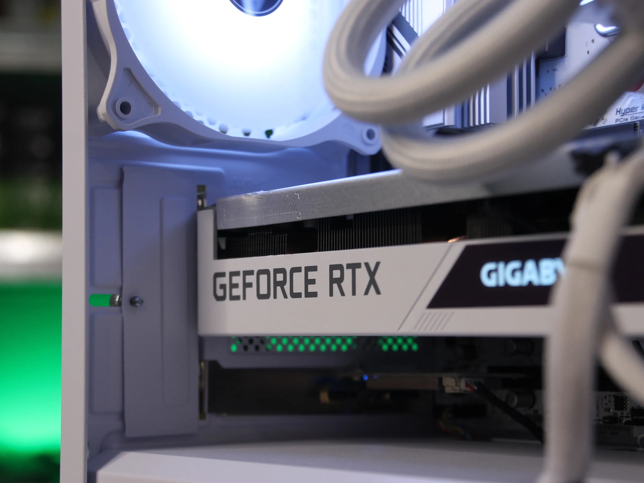 𝙄𝘾𝙀𝙀 // Ryzen 7 3700X, RTX 3070 // Mid-range Gaming PC