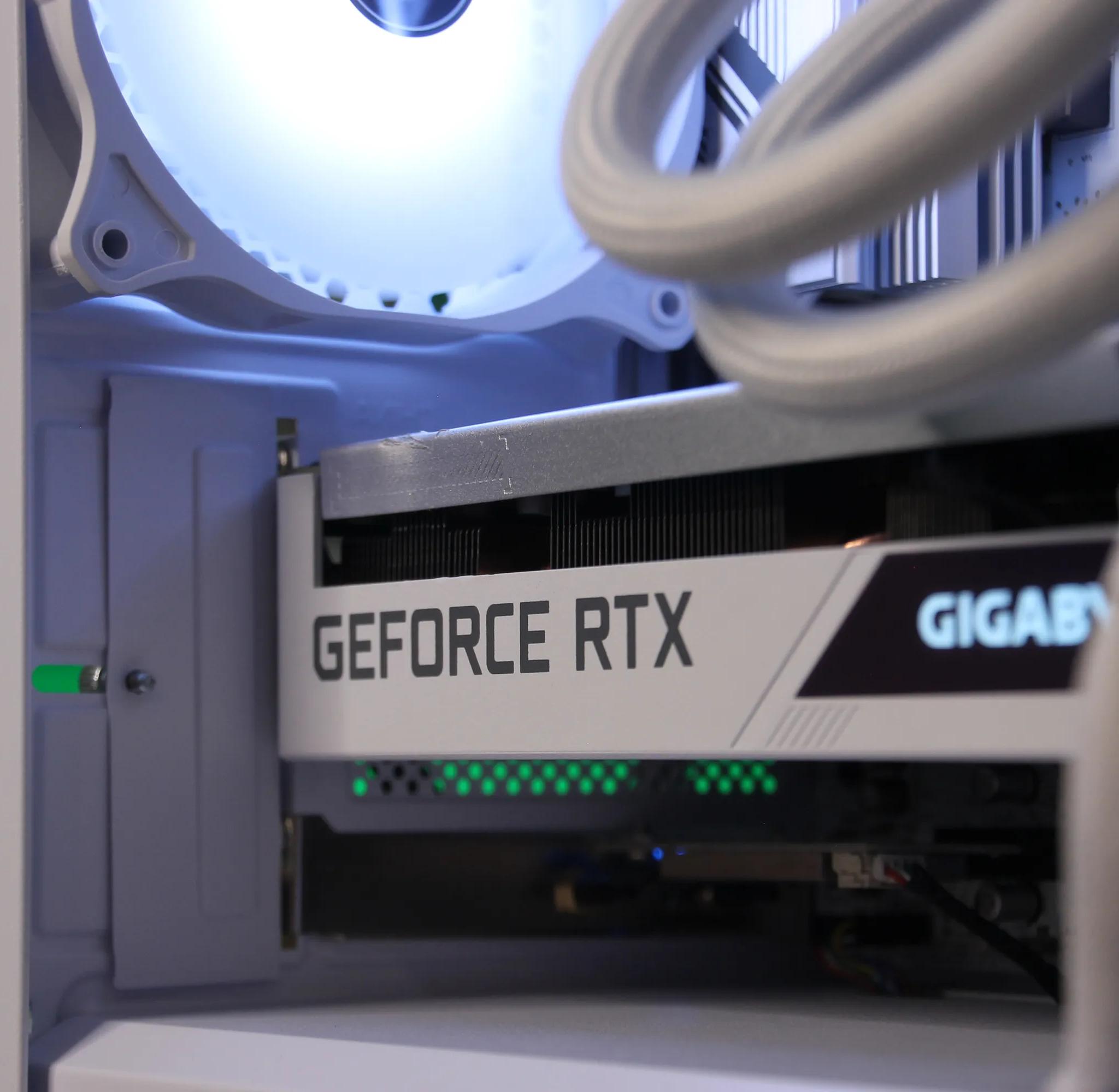 𝙄𝘾𝙀𝙀 // Ryzen 7 3700X, RTX 3070 // Mid-range Gaming PC