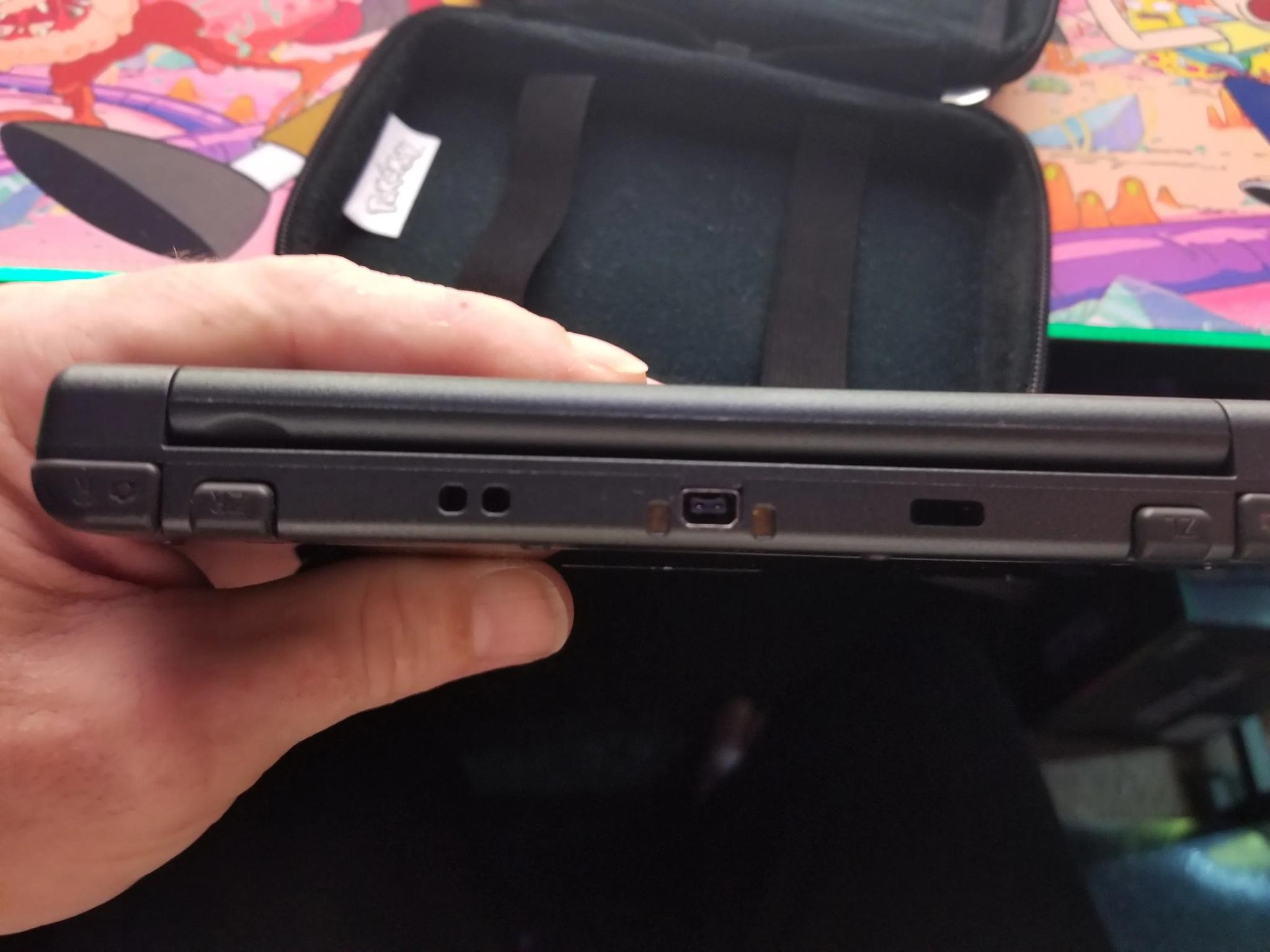 Fully Modded Nintendo New 3DS XL 4GB Handheld Gaming System W carrying case and 200 games installed.